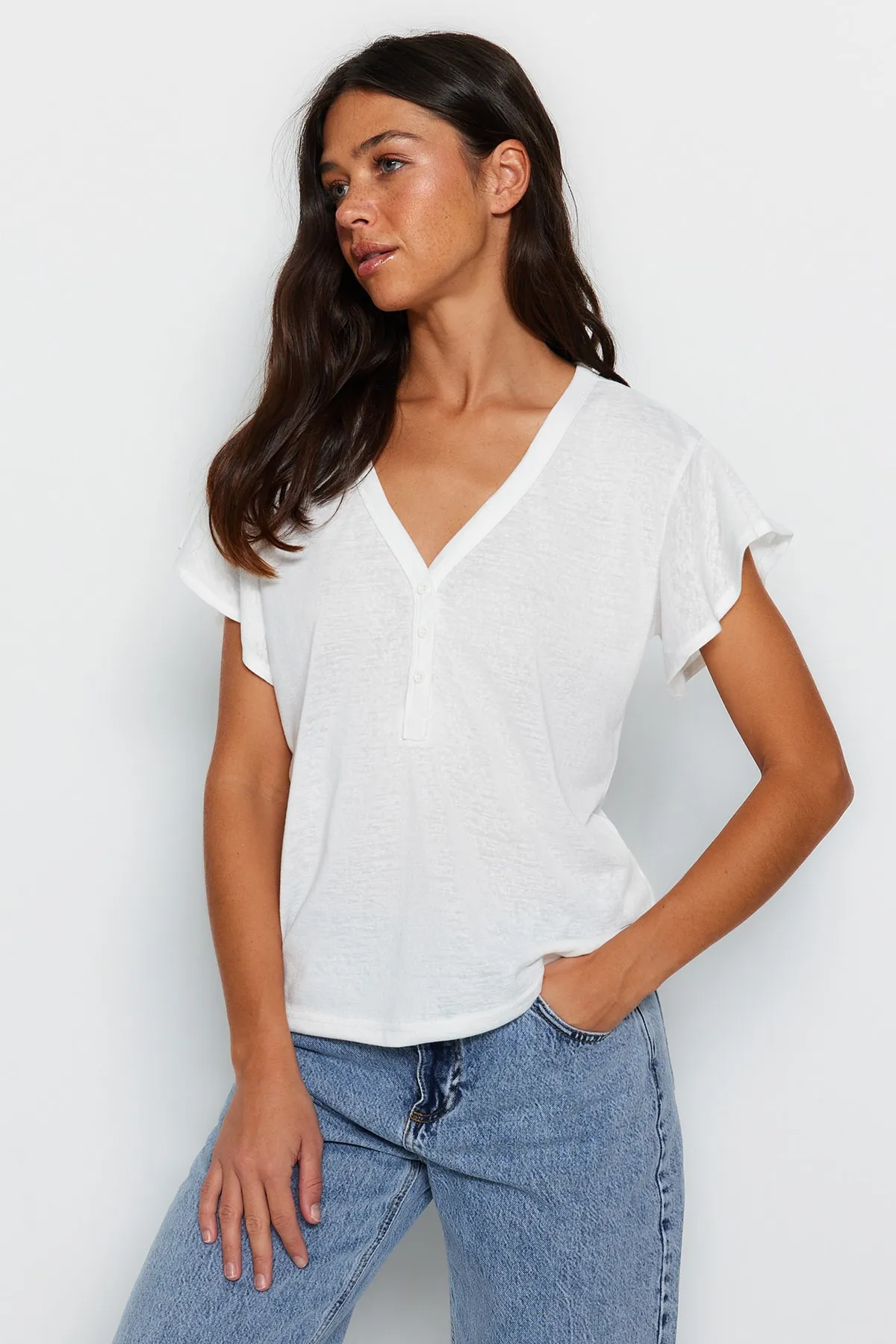 Trendyol Collection  Weißes, geknöpftes Basic-Strick-T-Shirt in Leinenoptik mit V-Ausschnitt und Rüschenärmeln TWOSS23TS00382