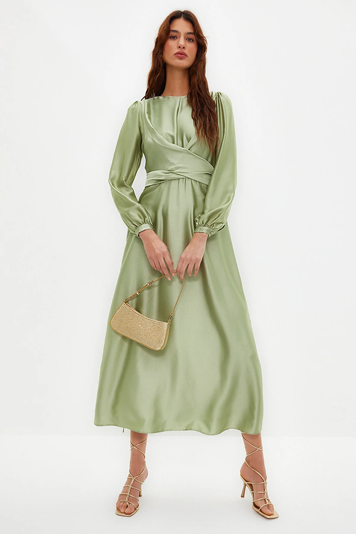 Trendyol Modest  Hellgrünes Abendkleid mit Kreuzschnürung und detailliertem Satin-Look TCTAW22EB0105