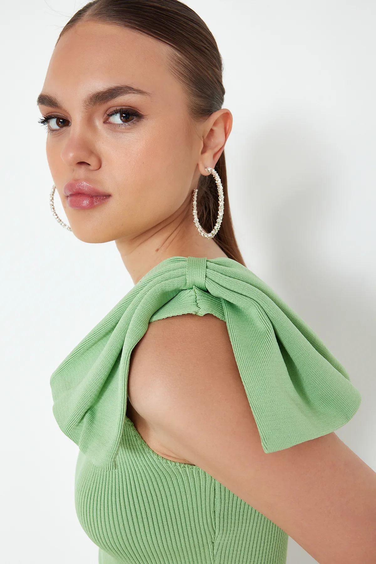 Trendyol Collection  Mintgrüne Bluse mit Schleife und einem Arm TPRSS22BZ0166