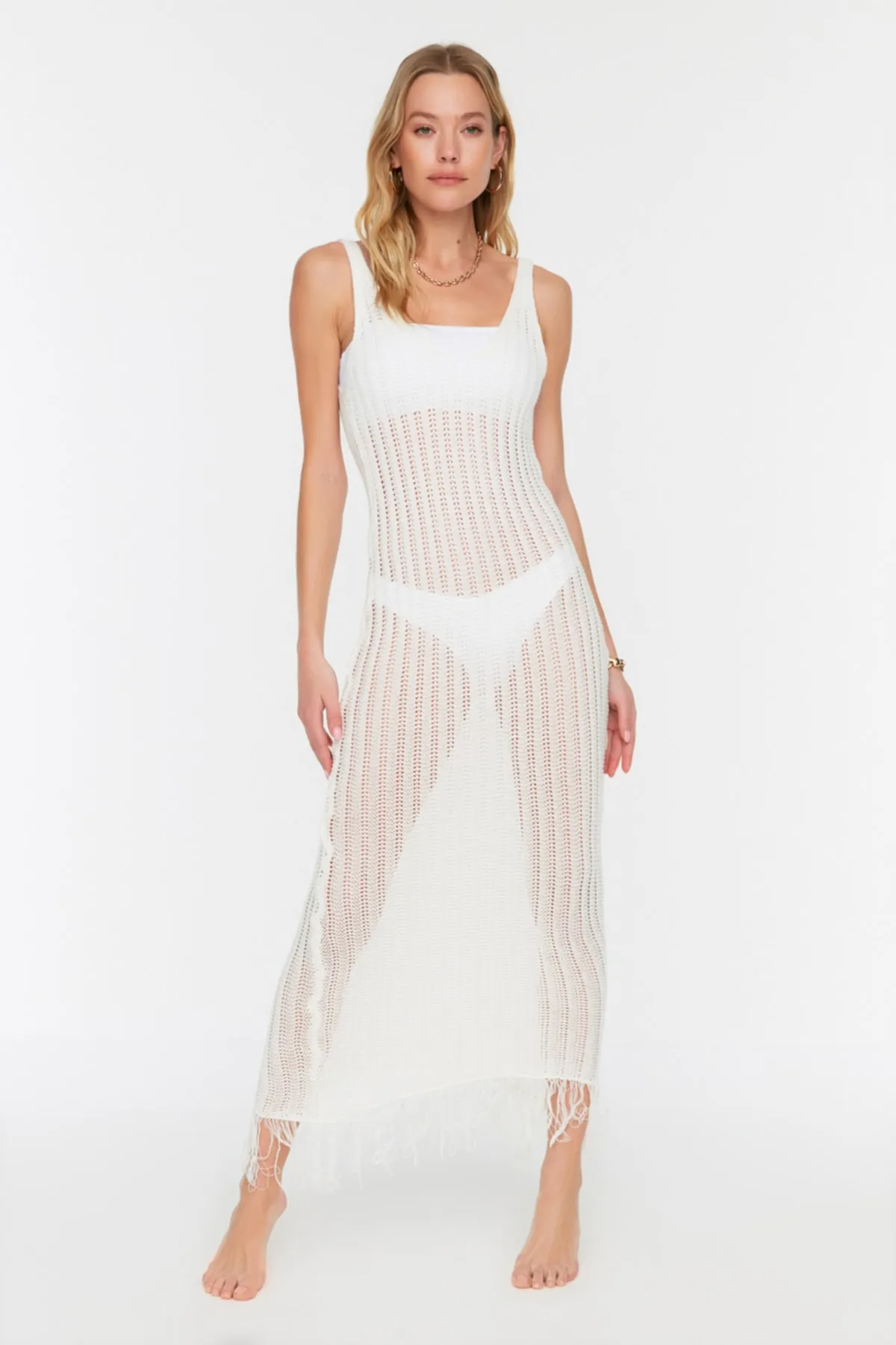 Trendyol Collection  Ecru-tailliertes Maxi-Strandkleid im gestrickten Strick-Look mit Quasten TBESS22EL2920