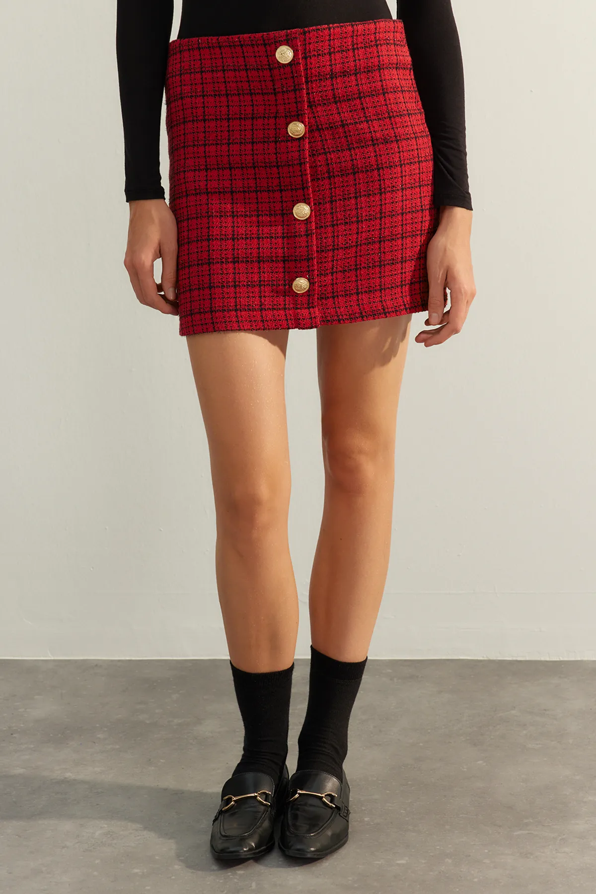 Trendyol Collection  Roter, hochwertiger Mini-Webrock aus Tweed mit Knöpfen und Details in Rot TWOAW24ET00275