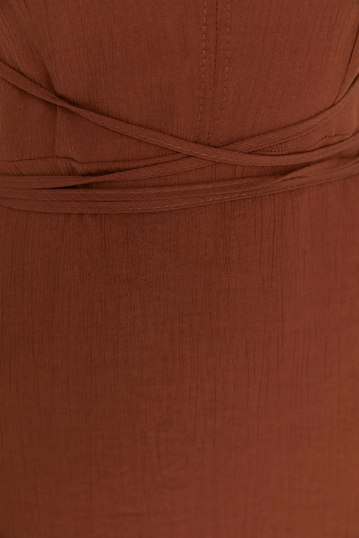 Trendyol Collection  Dunkelbraunes, tief ausgeschnittenes Midi-Strandkleid mit gewebter Rückseite TBESS22EL0727