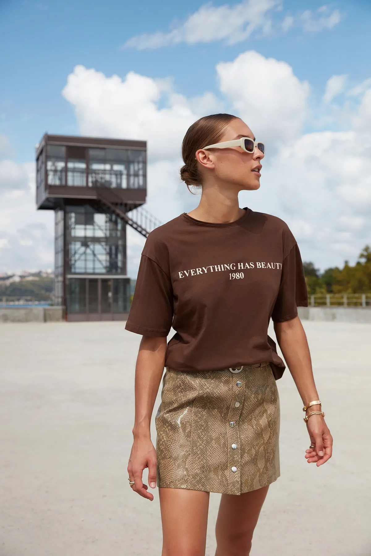 Trendyol Collection  Braunes, locker geschnittenes, gestricktes T-Shirt aus 100 % Baumwolle mit Slogan-Aufdruck TWOSS19GH0034