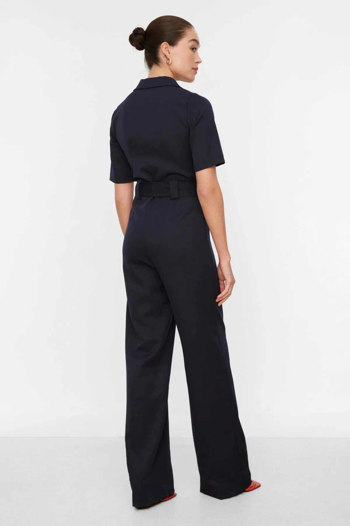 Trendyol Collection  Marineblauer Jumpsuit mit Gürtel und Knöpfen TWOSS20TU0055