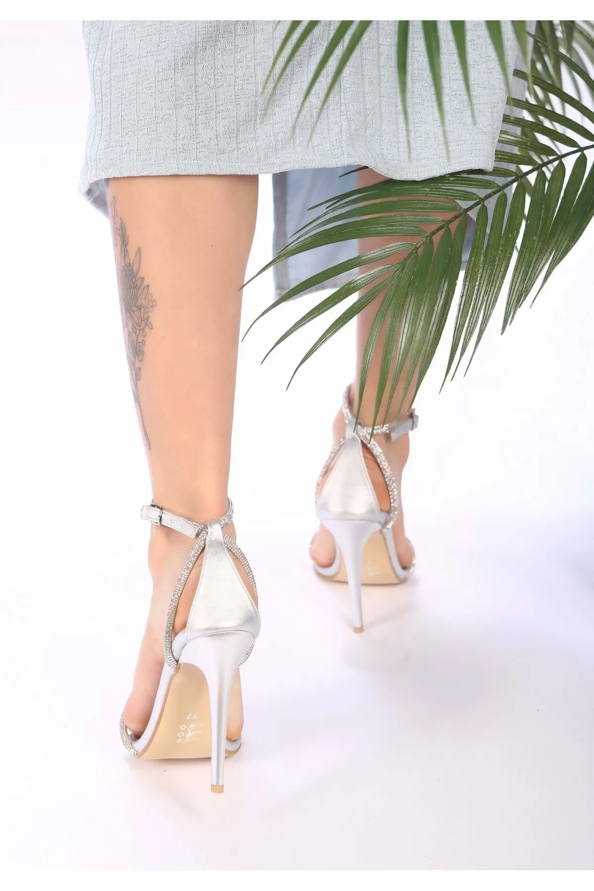 Shoeberry  Damen-Schuhe mit geripptem Strassstein-Absatz in Silber