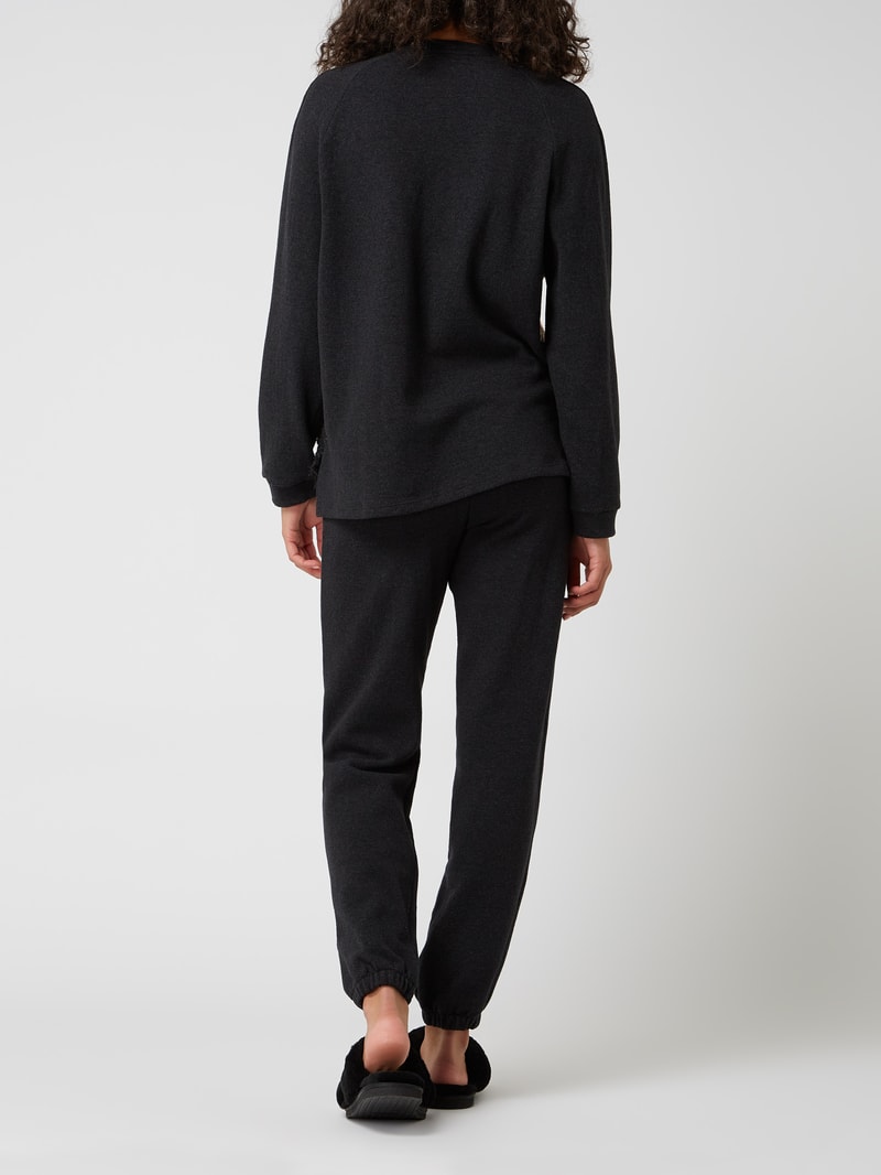 Pyjama mit Kontrastbesatz aus Bouclé in schwarz
