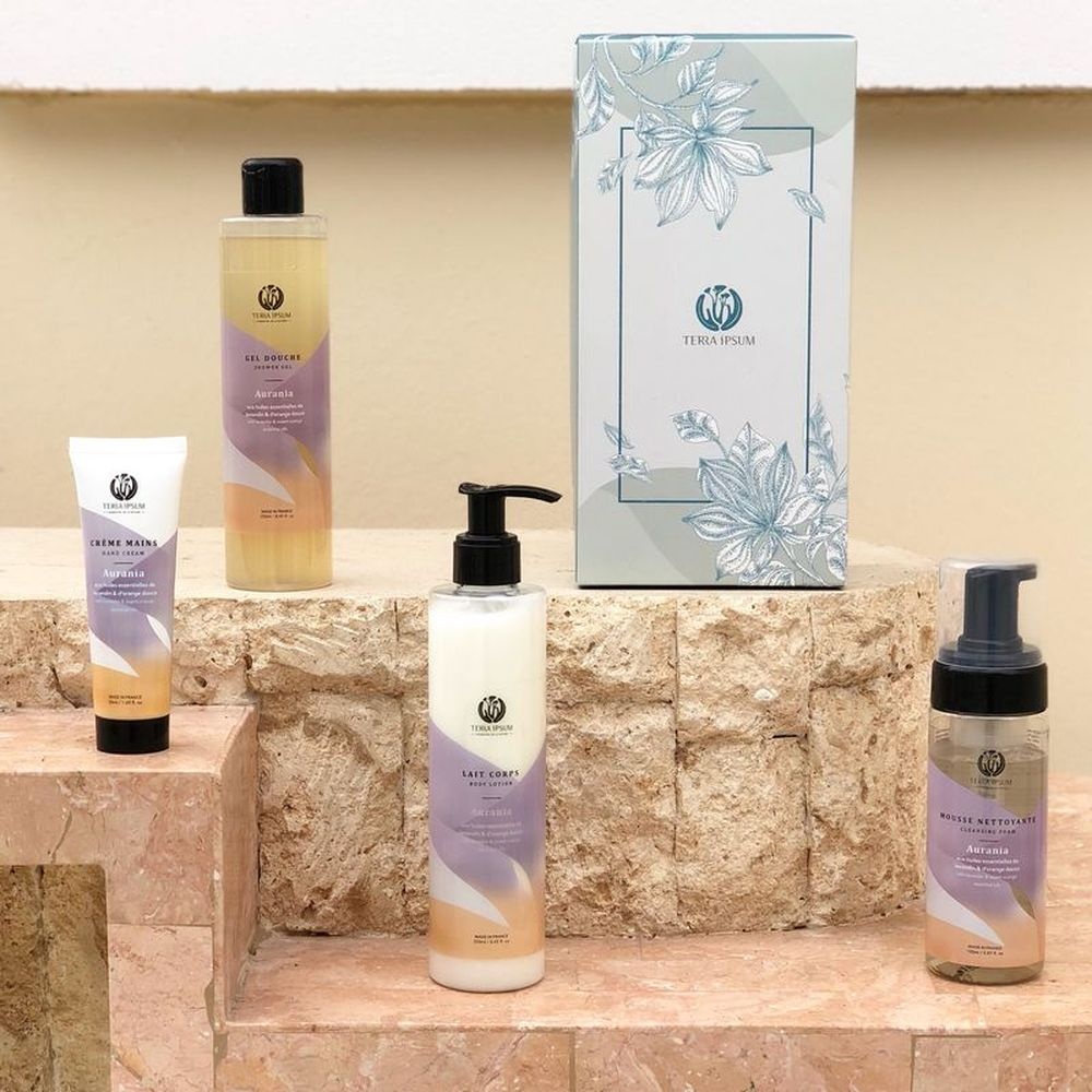 terra ipsum Coffret Collection Aurania - Gel DoucheLait Corps Mousse Nettoyante Crème mains Gel douche + Nettoyant visage + Lait pour le corps + Crème pour les mains