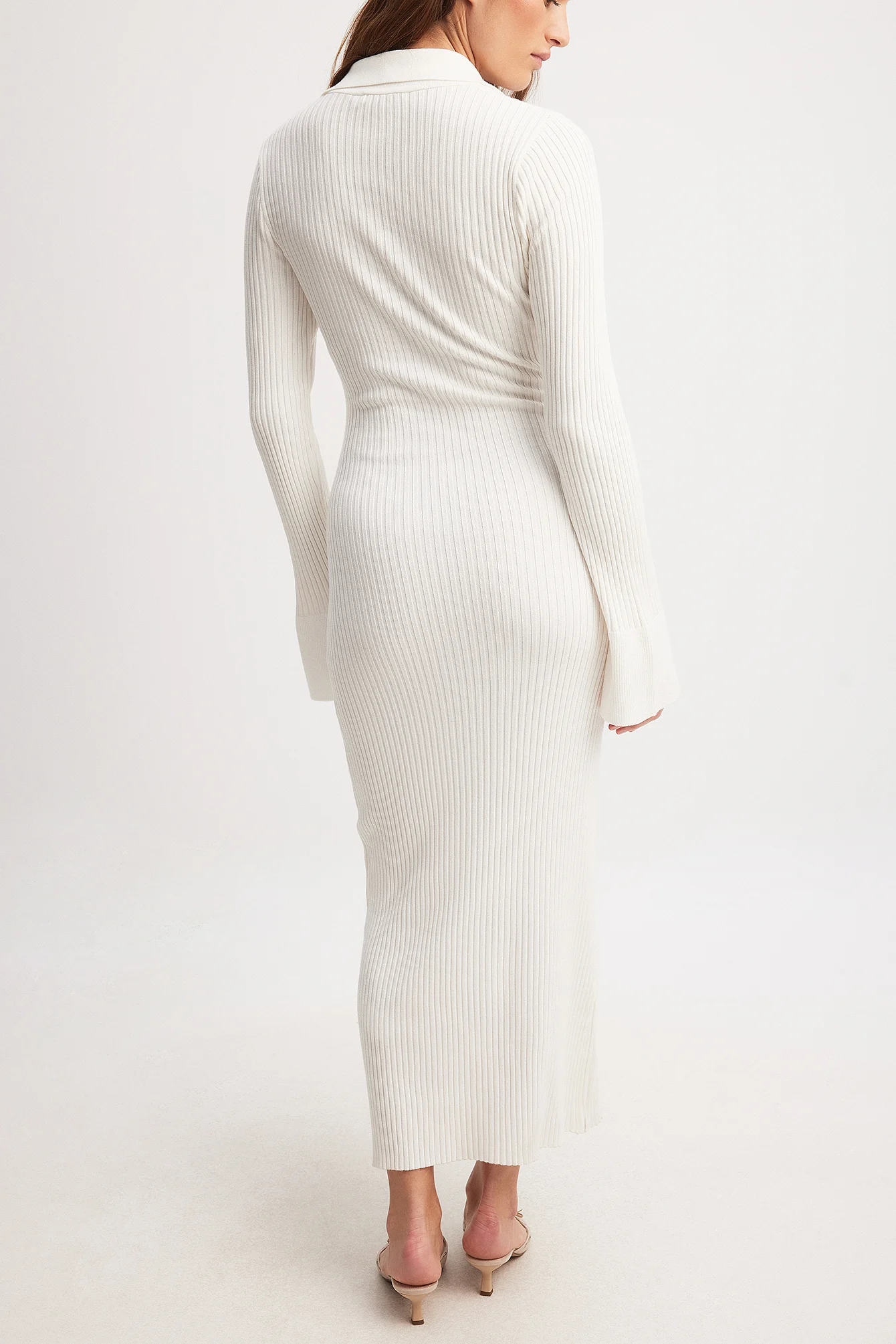 Rippenstrick-Kleid mit Trompetenärmeln