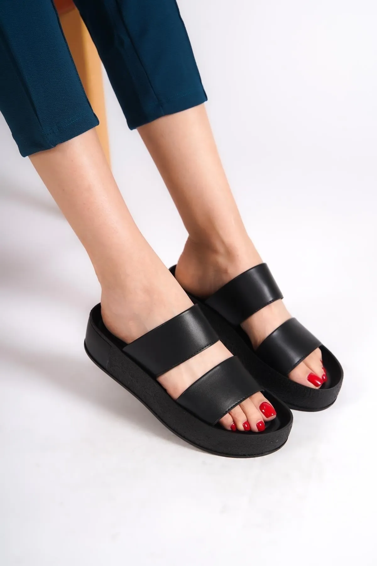Capone Outfitters  Capone Damen-Hausschuhe mit doppeltem Band, bunt, detailliertem Keilabsatz, Schwarz