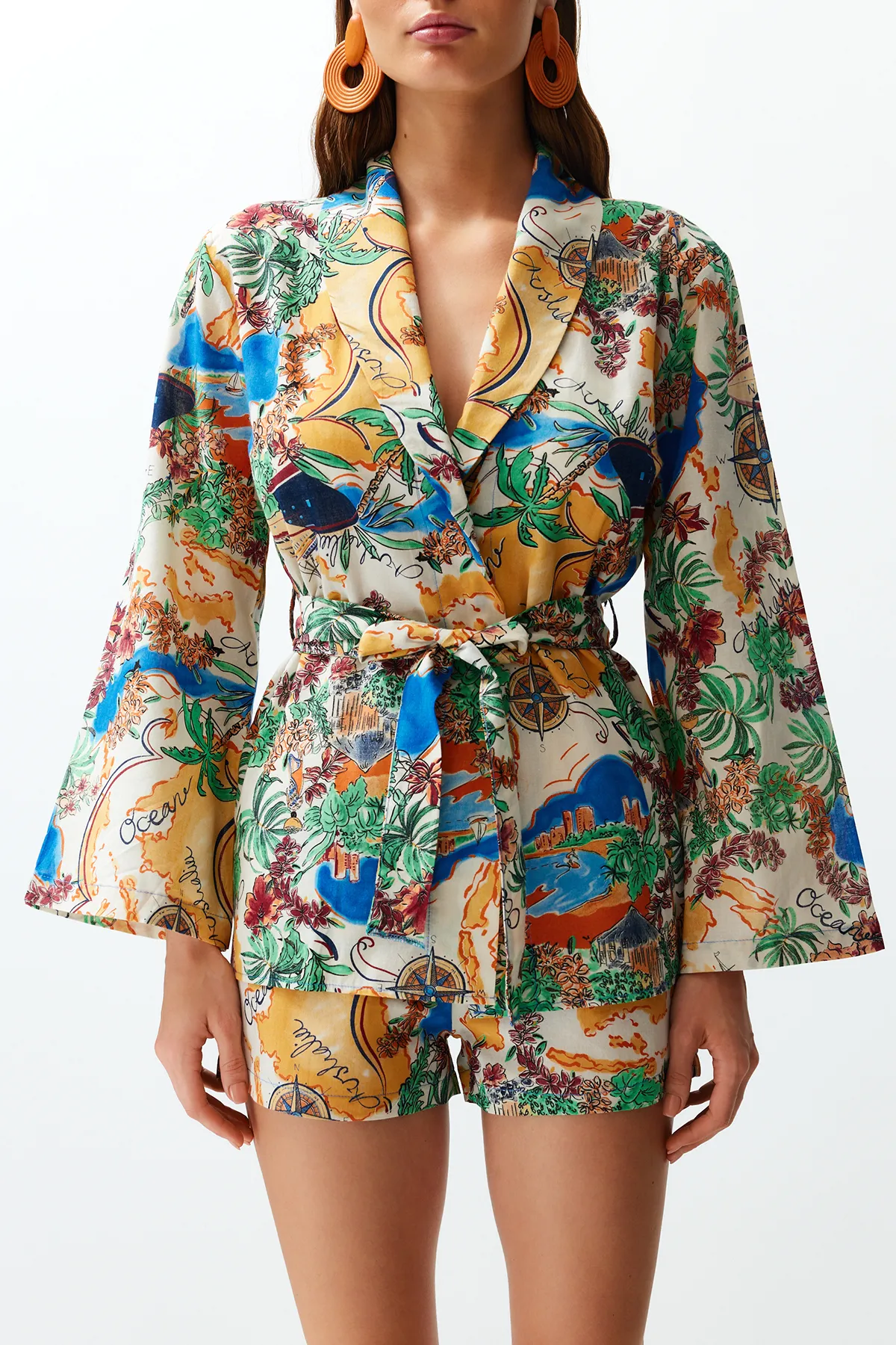 Trendyol Collection  Tropisch gemustertes, gewebtes Kimono-Shorts-Set aus 100 % Baumwolle mit Gürtel TBESS24AU00012