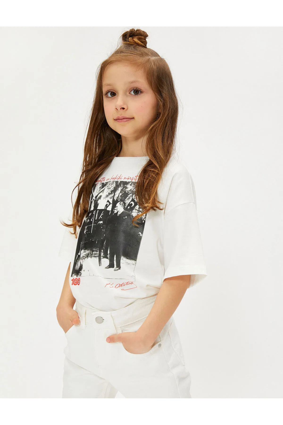 Koton  Atatürk bedrucktes T-Shirt aus Baumwolle mit kurzen Ärmeln und Rundhalsausschnitt