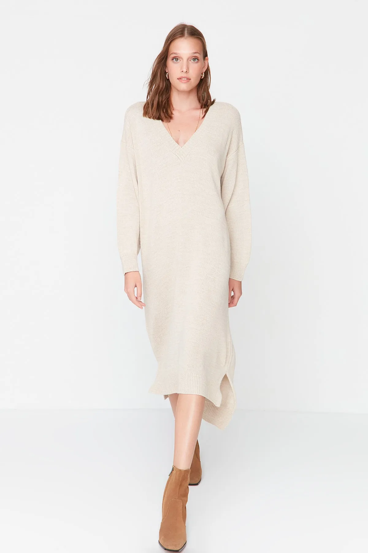 Trendyol Collection  Steinfarbenes Maxi-Strickkleid mit V-Ausschnitt TWOAW23EL00642