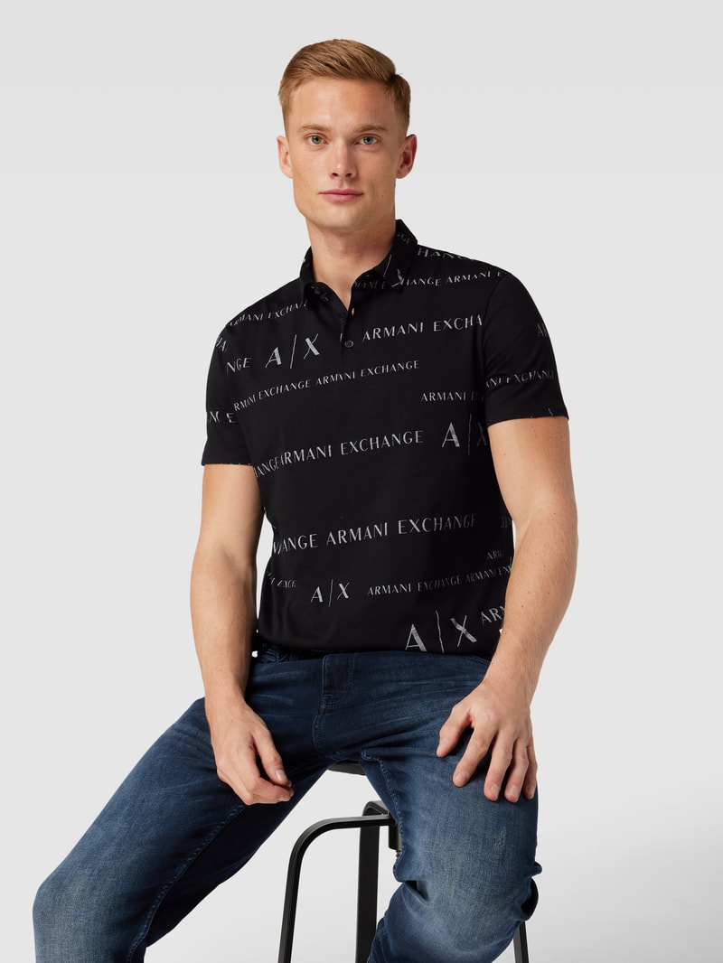 Poloshirt mit Allover-Label-Muster in schwarz