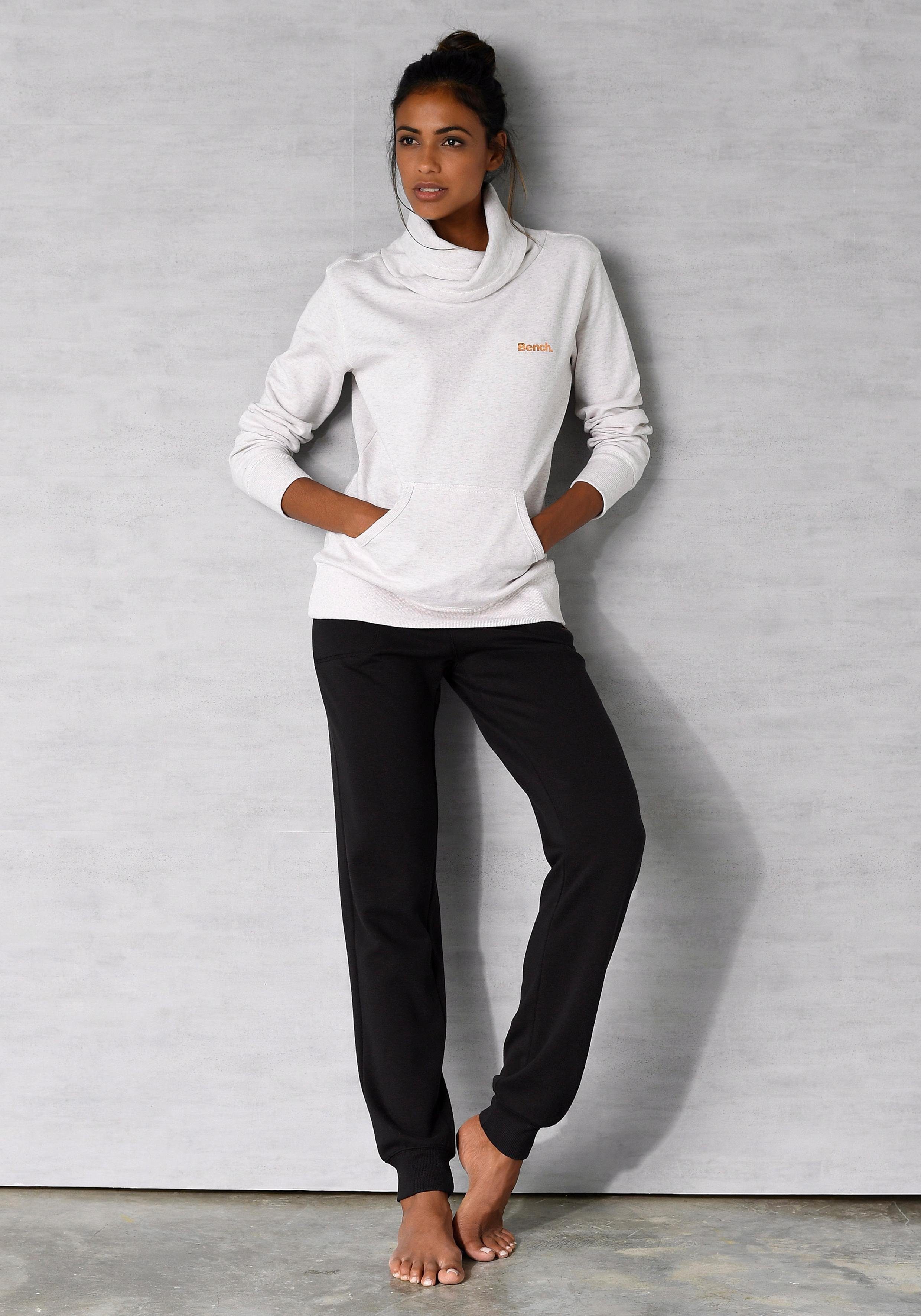 Bench. Loungewear Longsweatshirt mit Stehkragen in Layeroptik und Kängurutasche, Loungewear, Loungeanzug