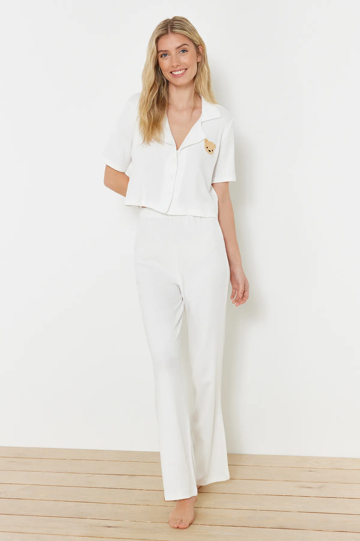Trendyol Collection  Ecrufarbenes Pyjama-Set aus geripptem Hemd und Hose mit Teddybär-Stickerei THMSS21PT0168