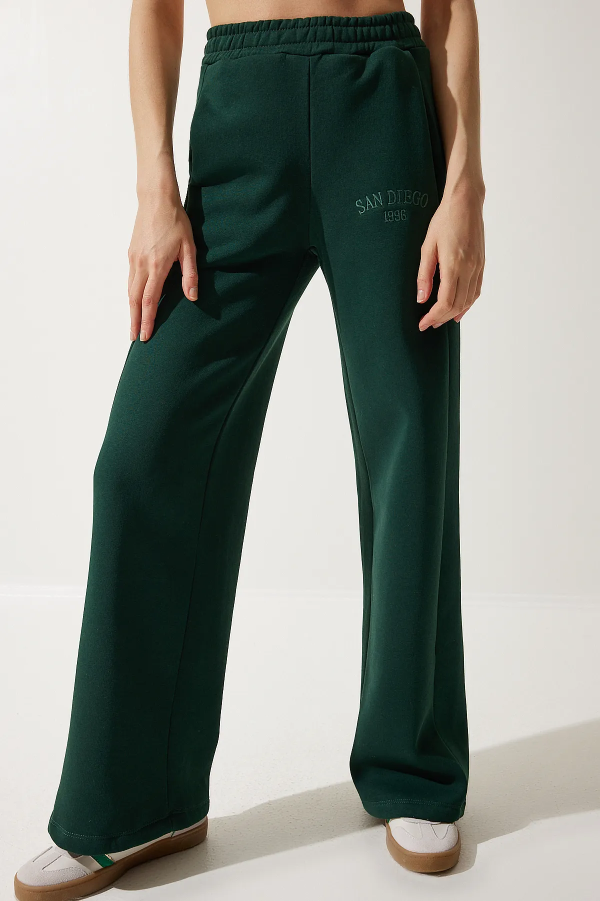 Happiness İstanbul  Smaragdgrüne Damen-Jogginghose mit hohem Beinausschnitt und dickem Bein HF00445