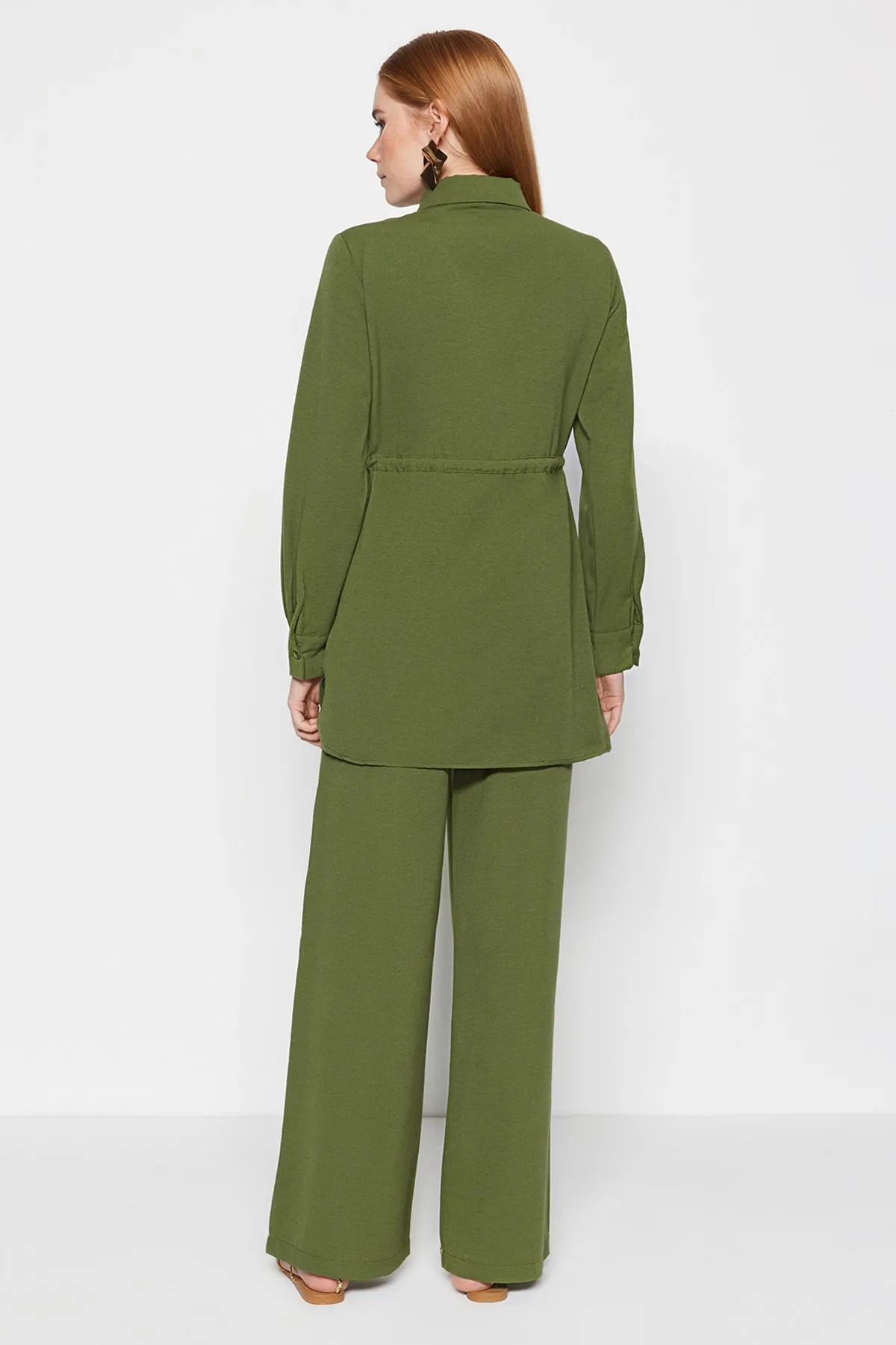 Trendyol Modest  Khakifarbenes Hemd-Hosen-Set aus gewebtem Aerobin-Leinen-Look mit geraffter Taille TCTSS23US00032