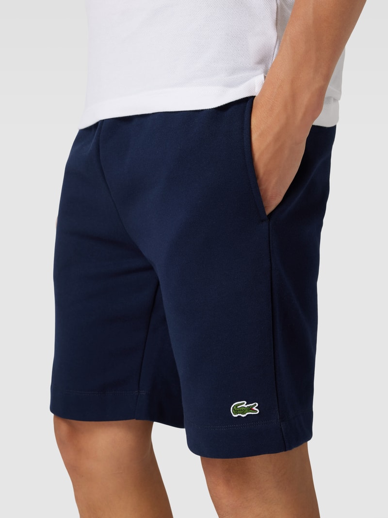 Sweatshorts mit Label-Applikation in marineblau