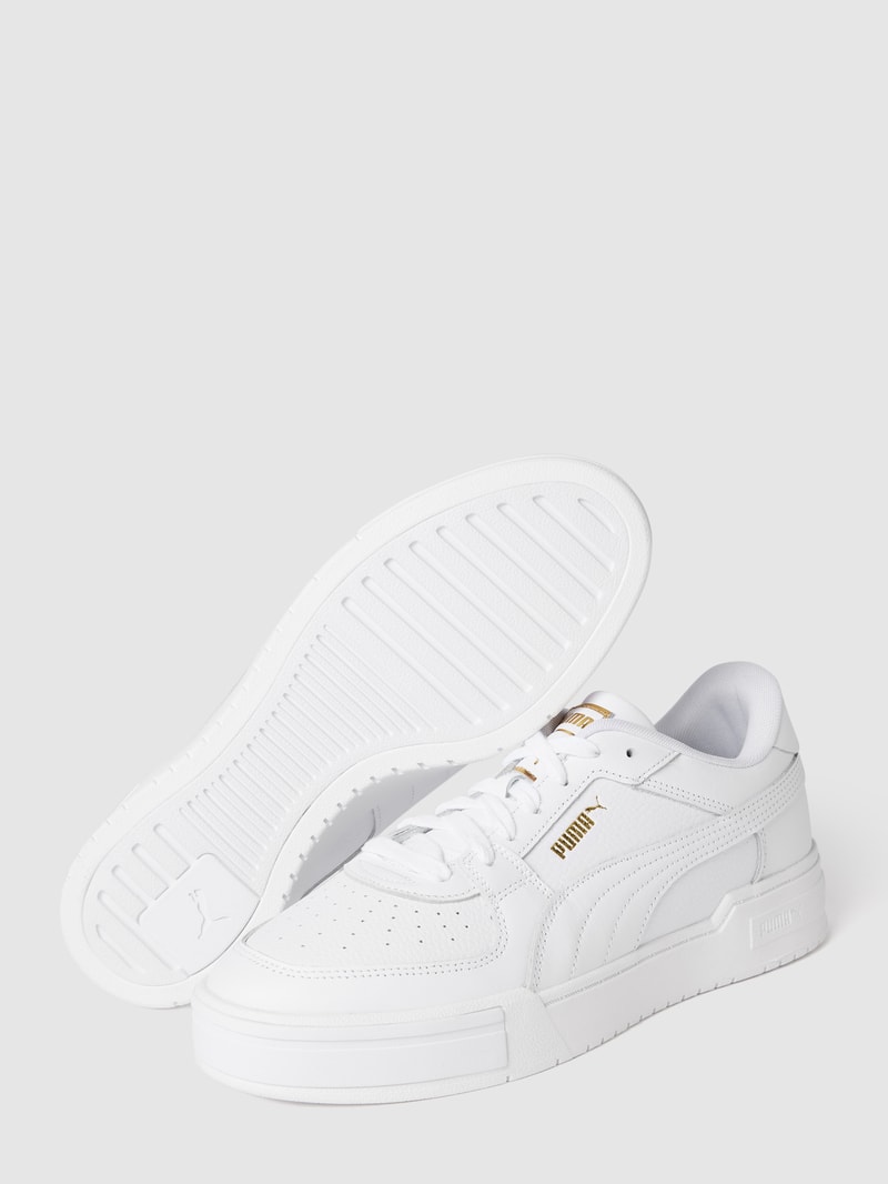 Sneaker mit Perforierungen Modell 'Pro' in weiß