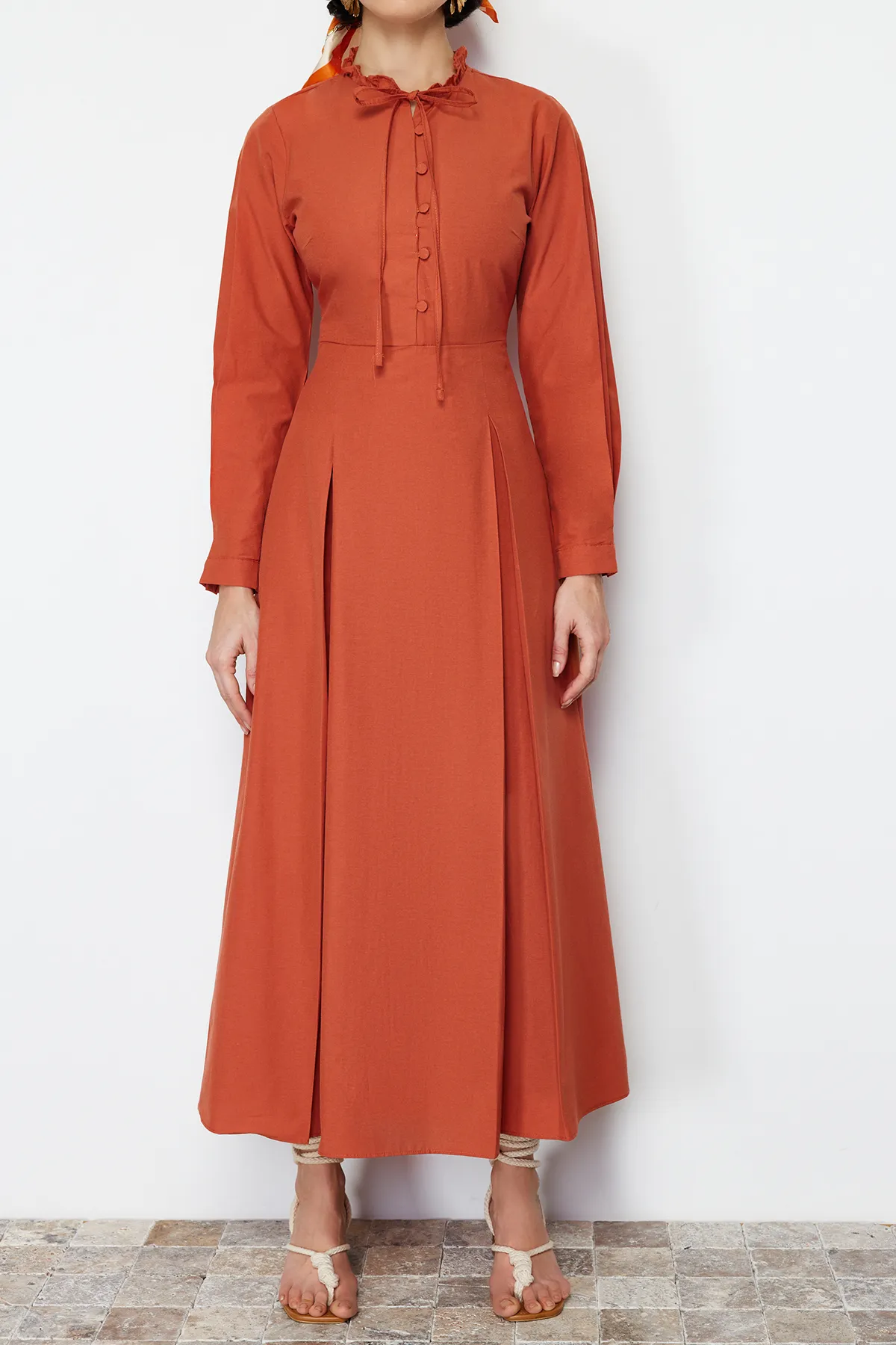 Trendyol Modest  Geknöpftes Webkleid mit Fliesenkragen und Krawatte und detailliertem Detail TCTSS24EB00149