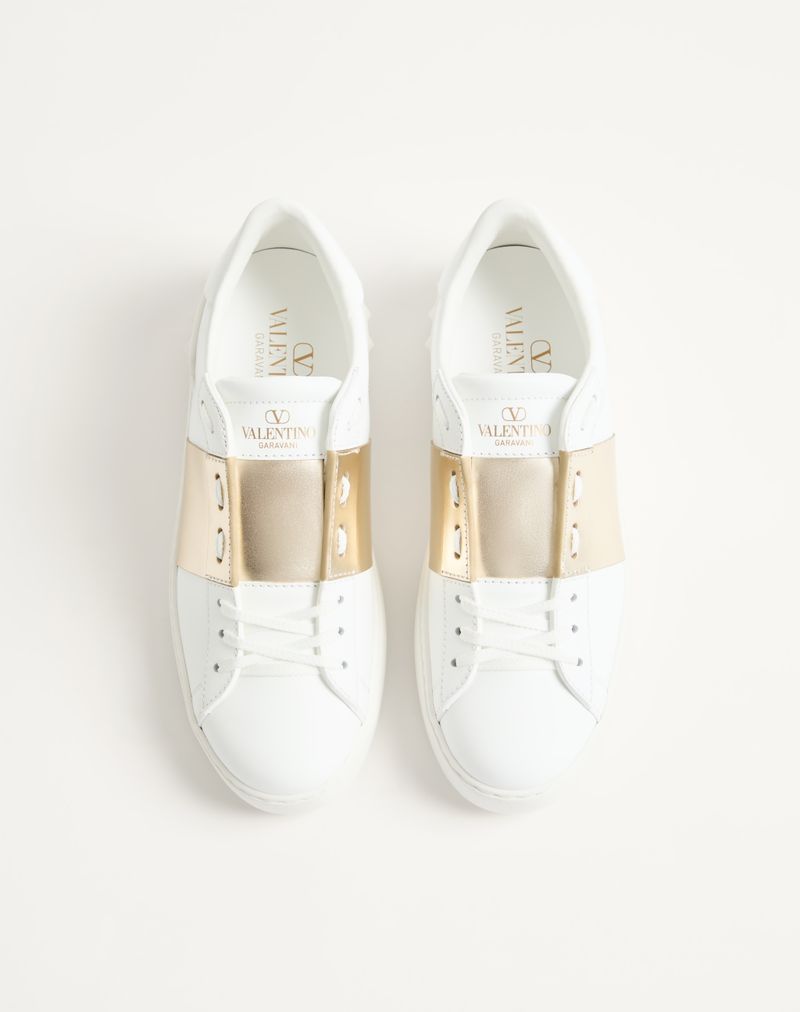 Åben sneaker med metallisk bånd