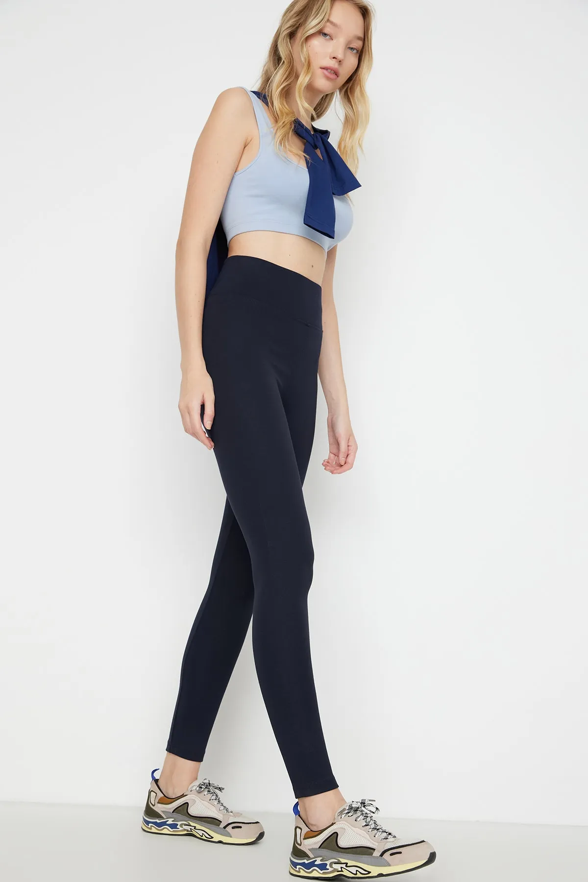 Trendyol Collection  Marineblaue Strick-Leggings mit hoher Taille und elastischem Bund TWOAW20TA0087