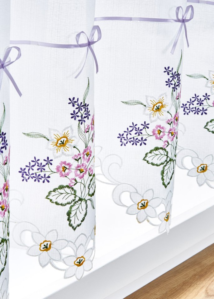 Scheibengardine mit Blumenstickerei