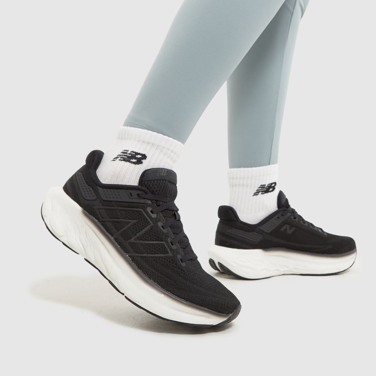 New Balance Fresh Foam X 1080 V13 cipők fekete és fehér színben