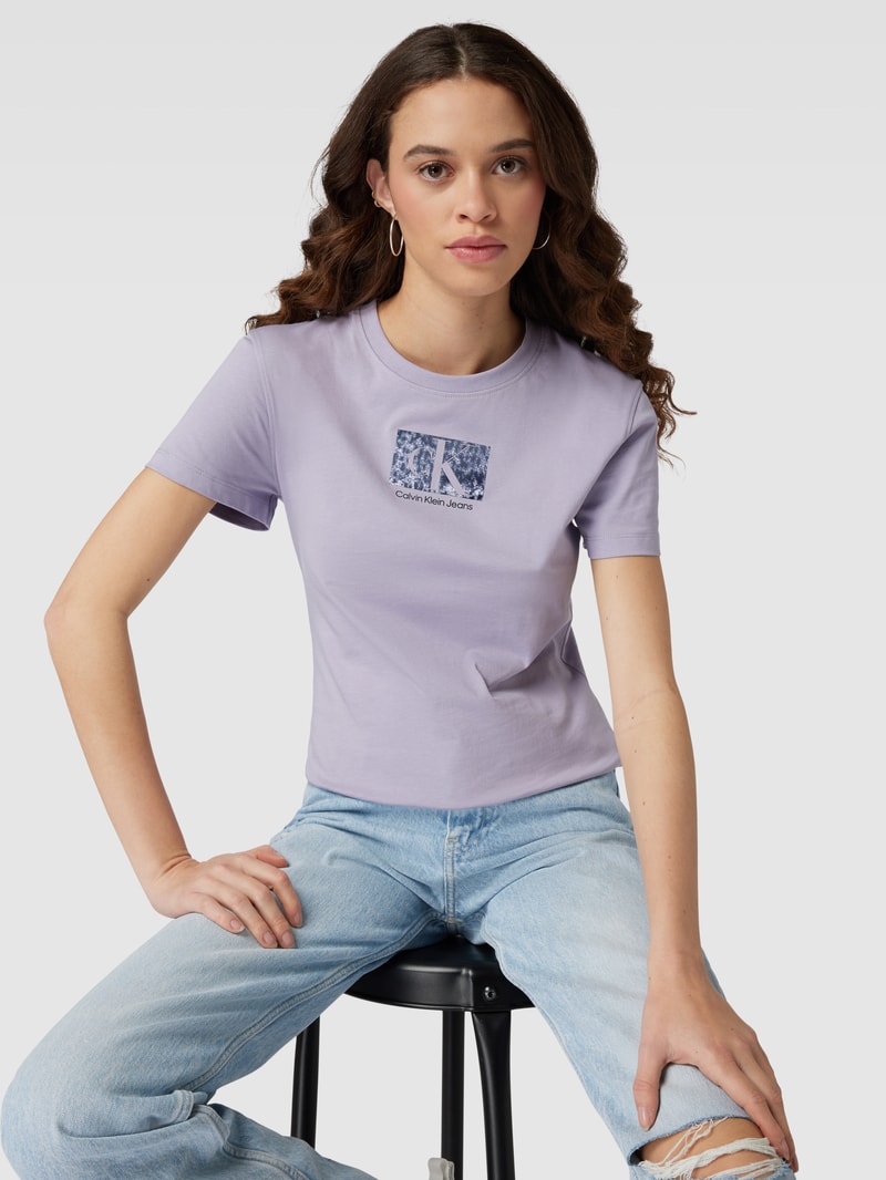 Slim Fit T-Shirt mit Label-Print in lavendel