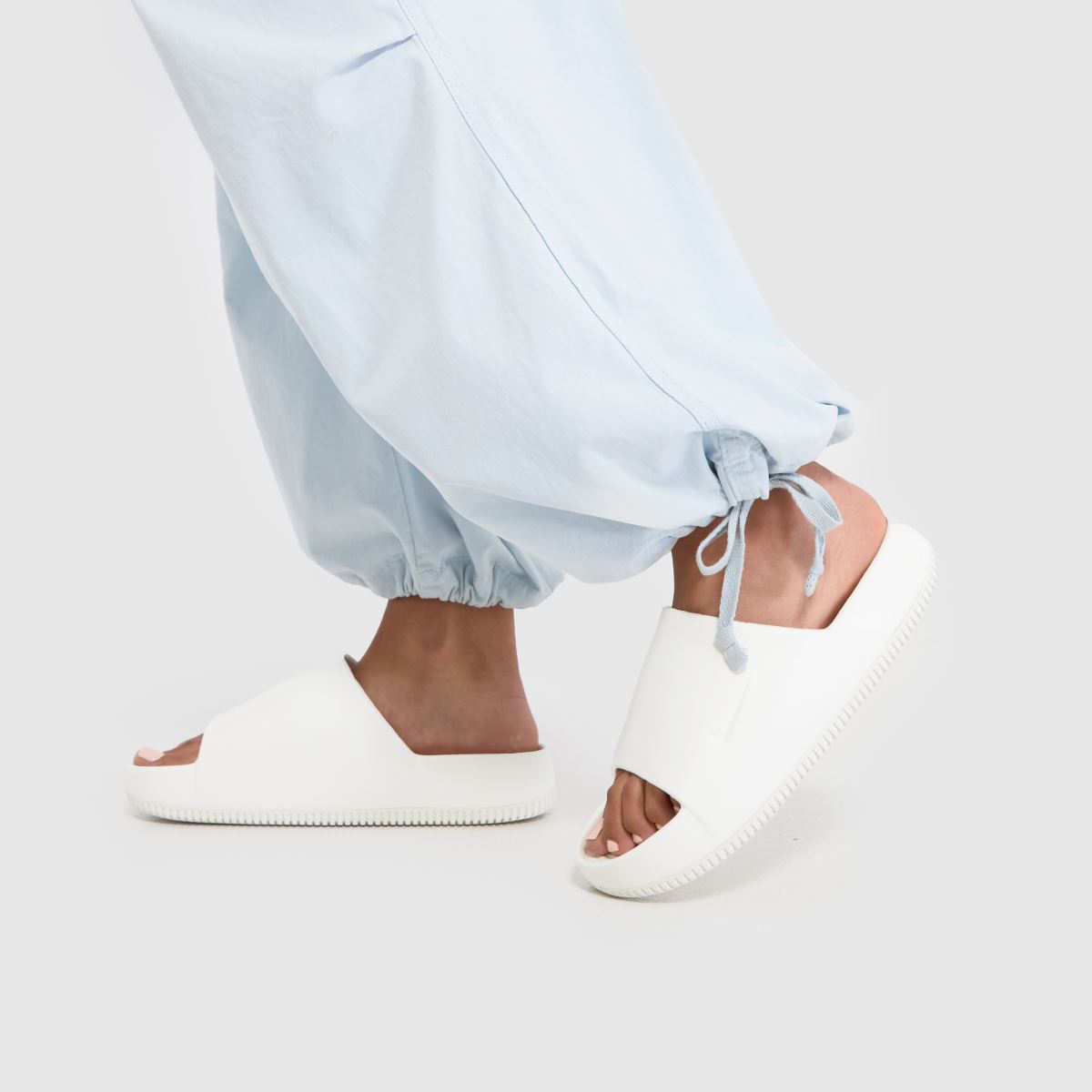 Nike – Calm – Vita sandaler