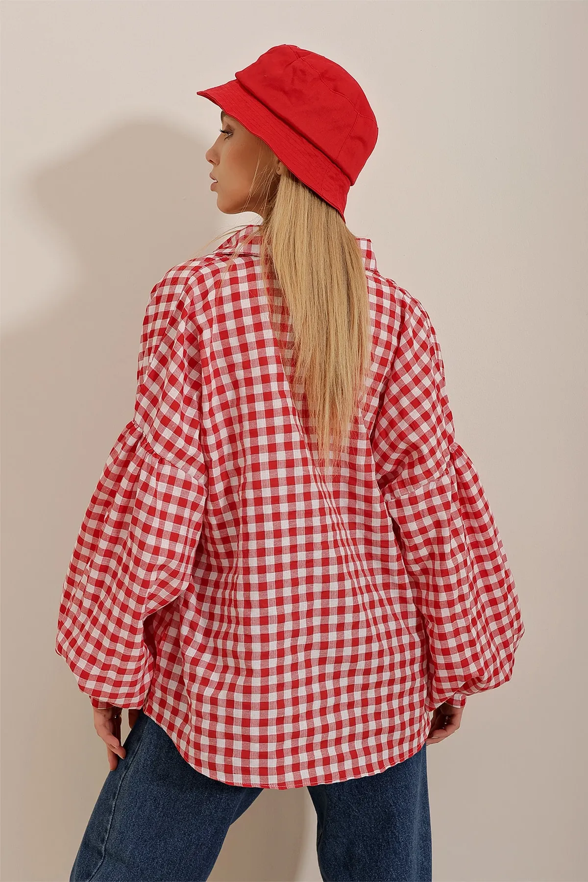 Trend Alaçatı Stili  Damen Oversize Viskose-Hemd mit rotem Nagelpolka-Muster und Ballonärmeln ALC-X6656