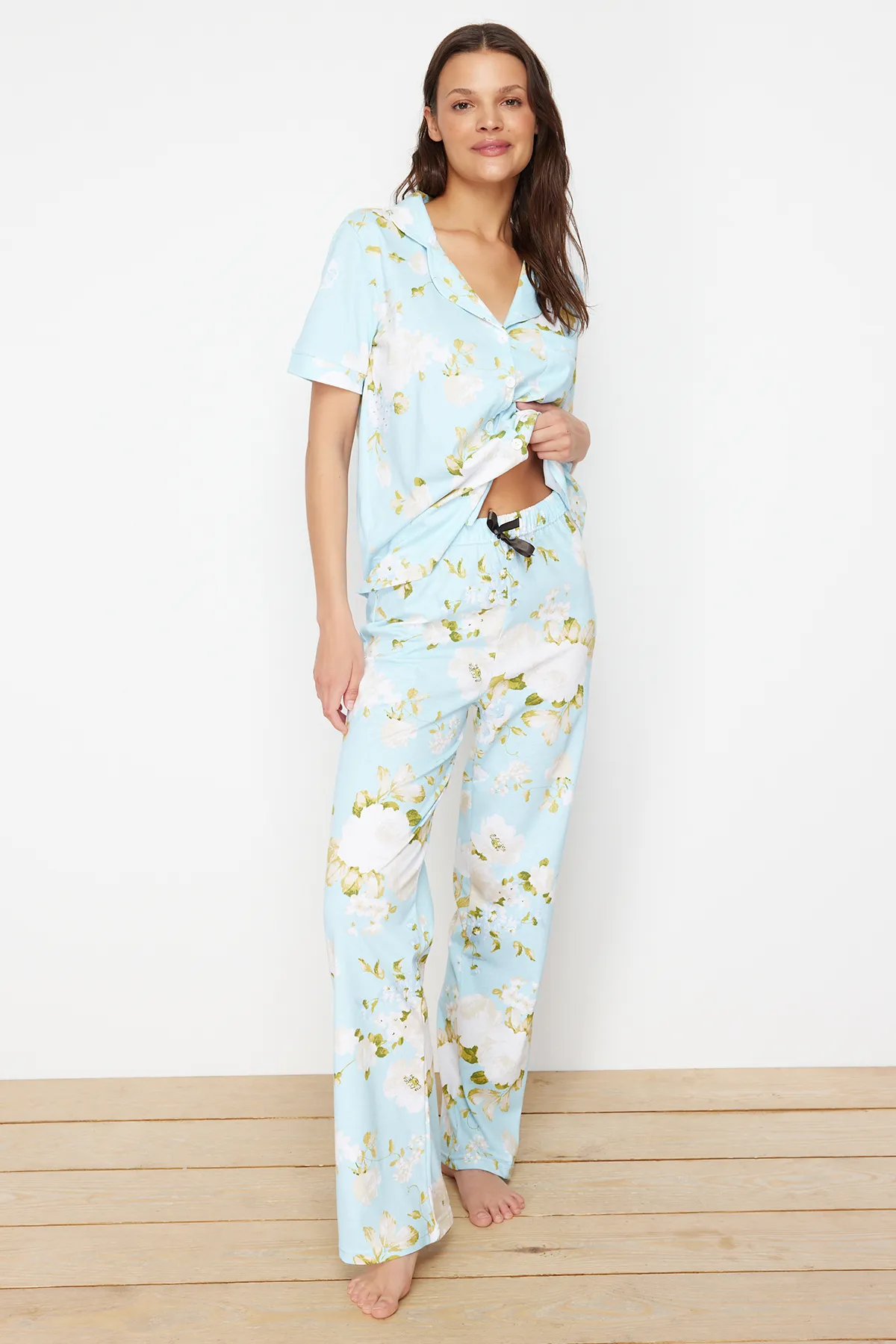 Trendyol Collection  Blaues, gestricktes Pyjama-Set aus Hemd und Hose aus 100 % Baumwolle mit Blumenmuster THMSS20PT0062