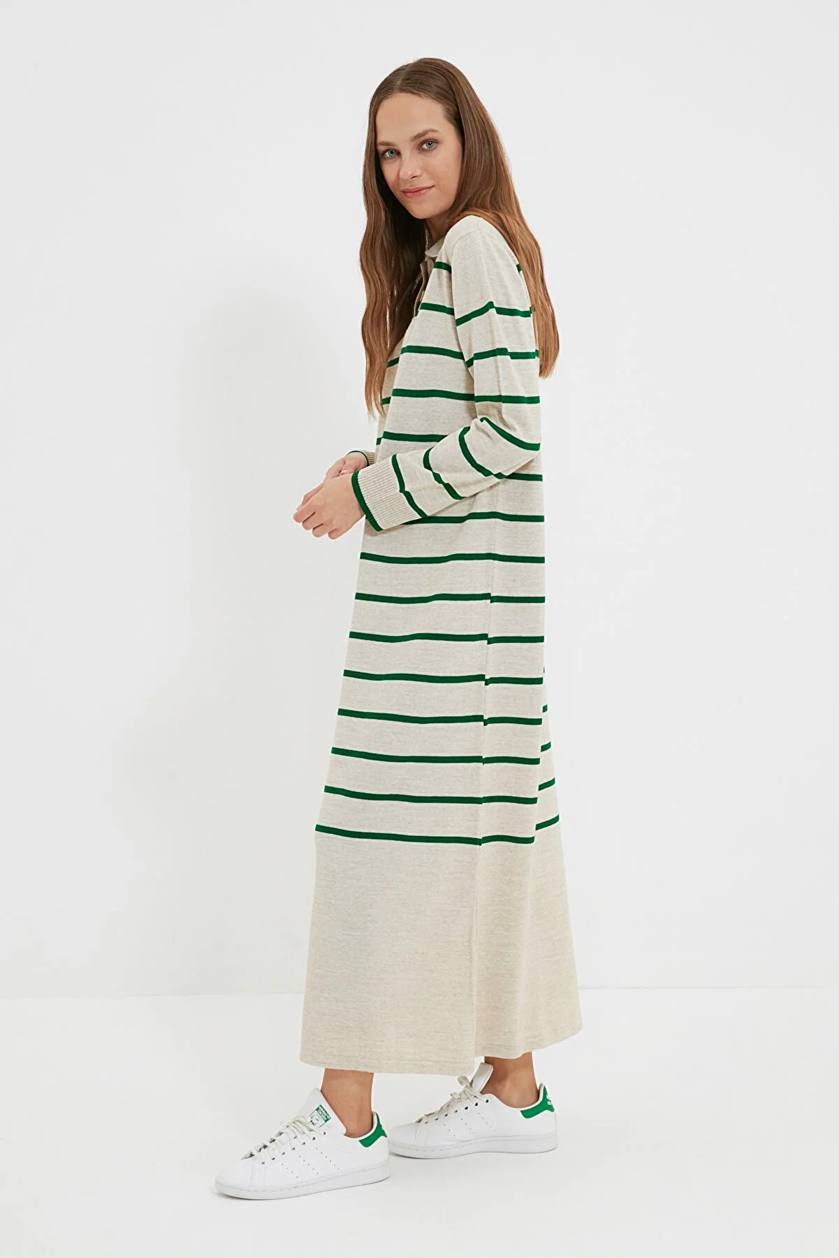 Trendyol Modest  Beiges gestreiftes Strickkleid mit Polokragen TCTAW22EB0212
