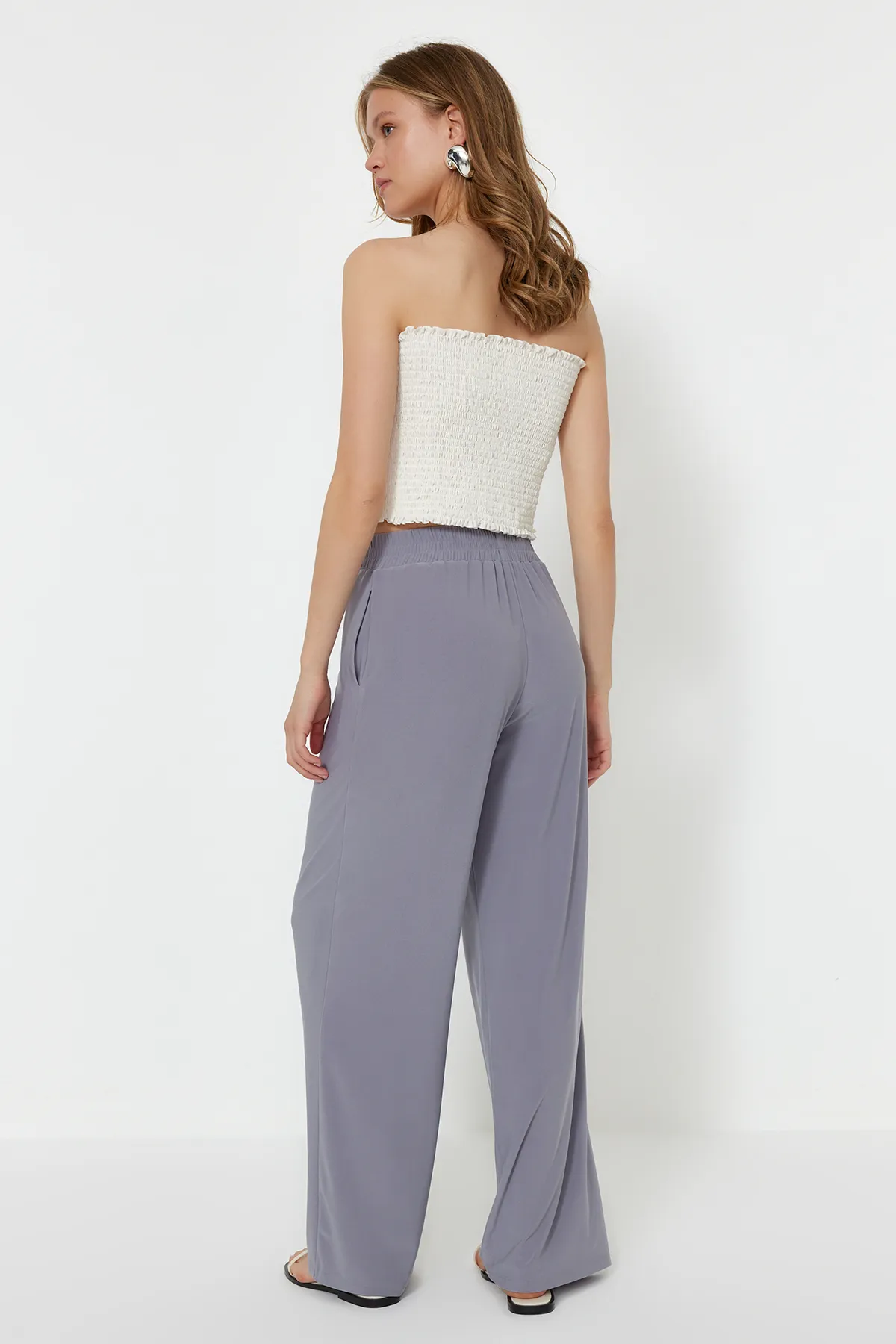 Trendyol Collection  Graue, weit geschnittene/locker geschnittene, dehnbare Strickhose mit hoher Taille TWOSS23PL00129