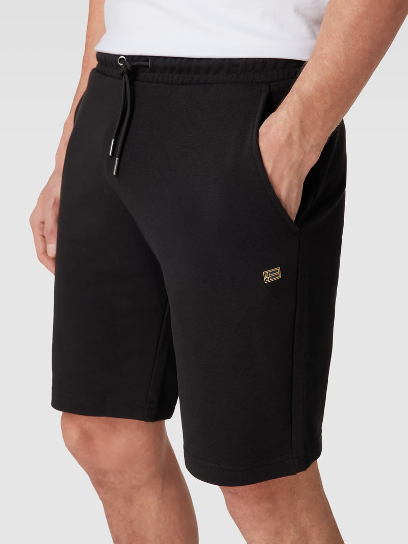 Shorts mit seitlichen Eingrifftaschen in schwarz