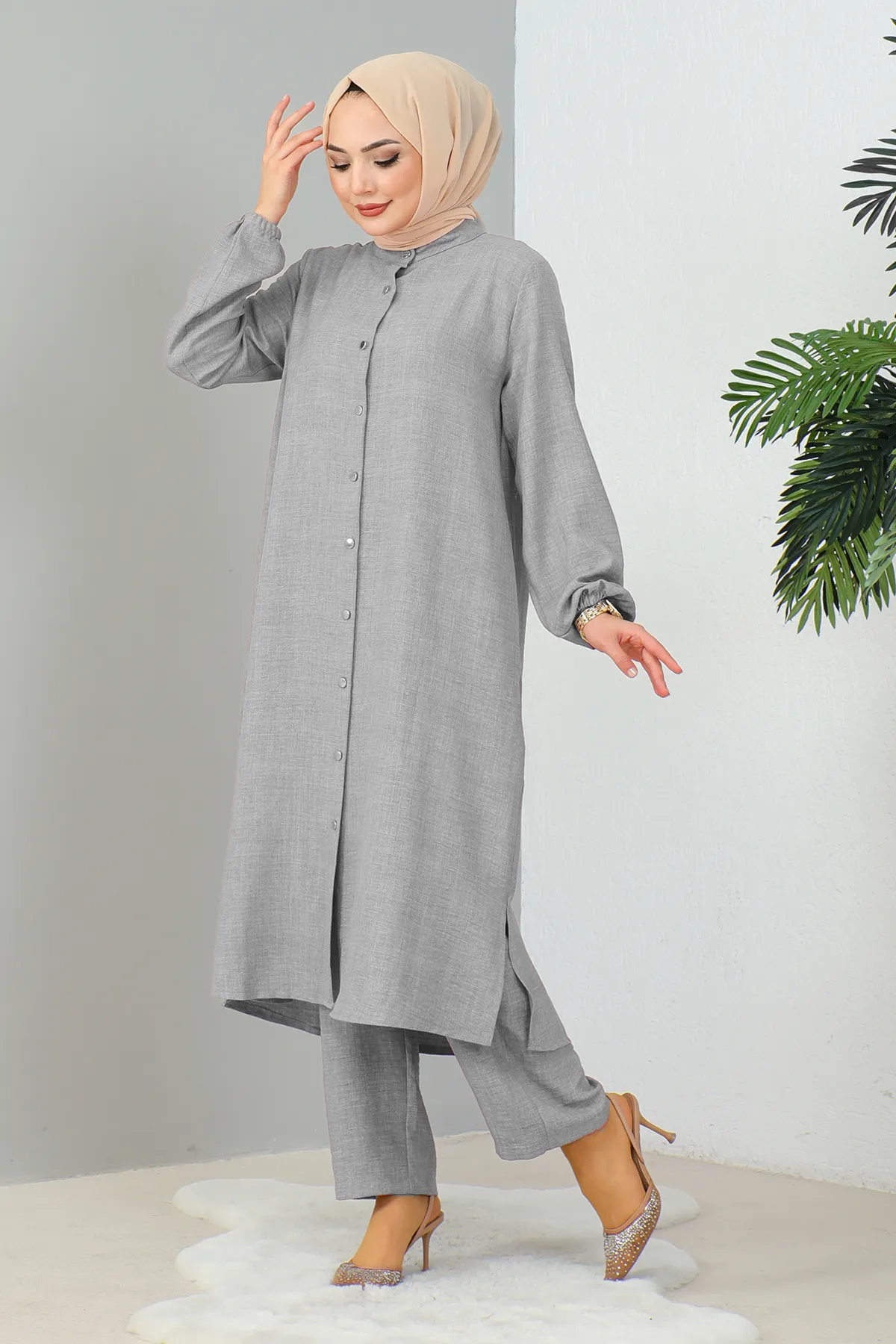 MODAQU  Graues Set mit Tunika und Hose mit Richterkragen