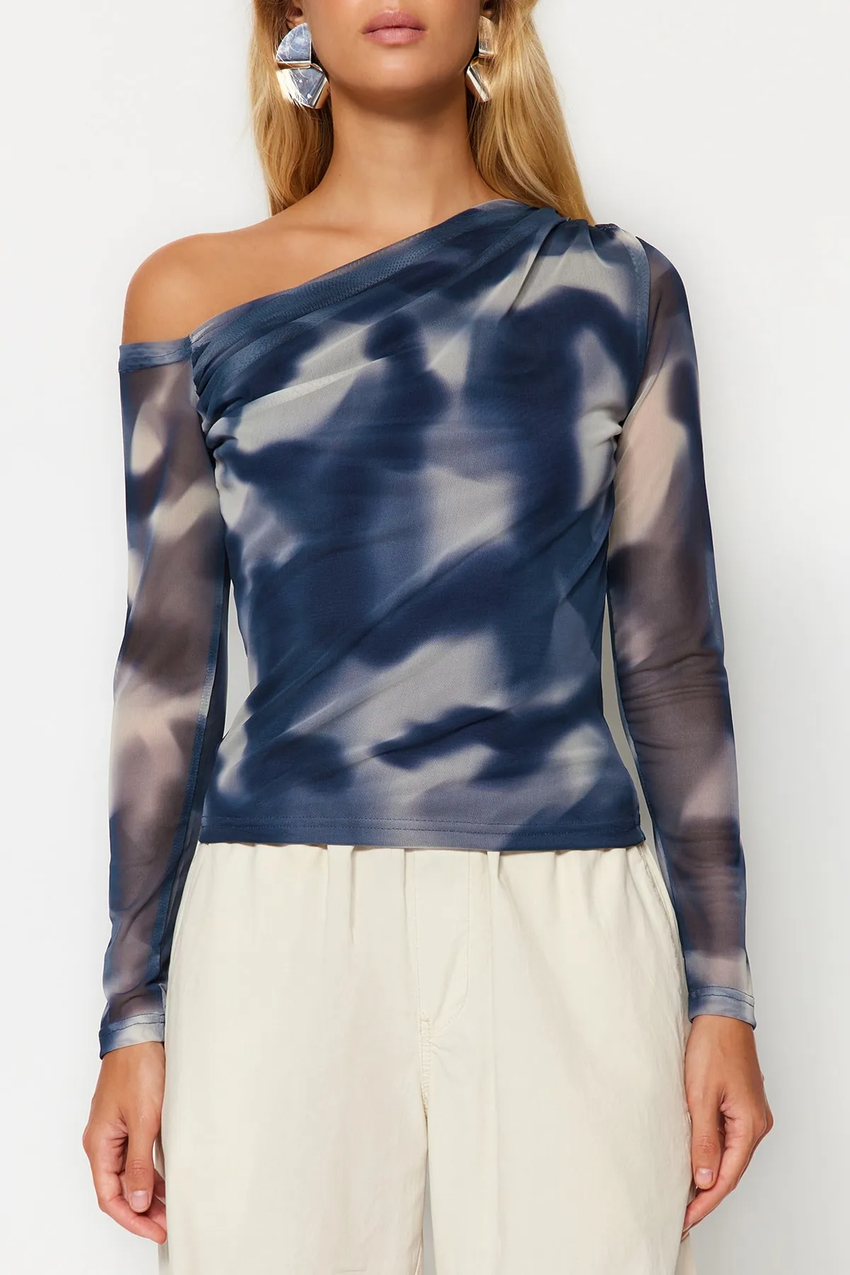 Trendyol Collection  Petrolfarbene, mit Tüll gefütterte Strickbluse mit asymmetrischem Kragen TWOAW24BZ00051