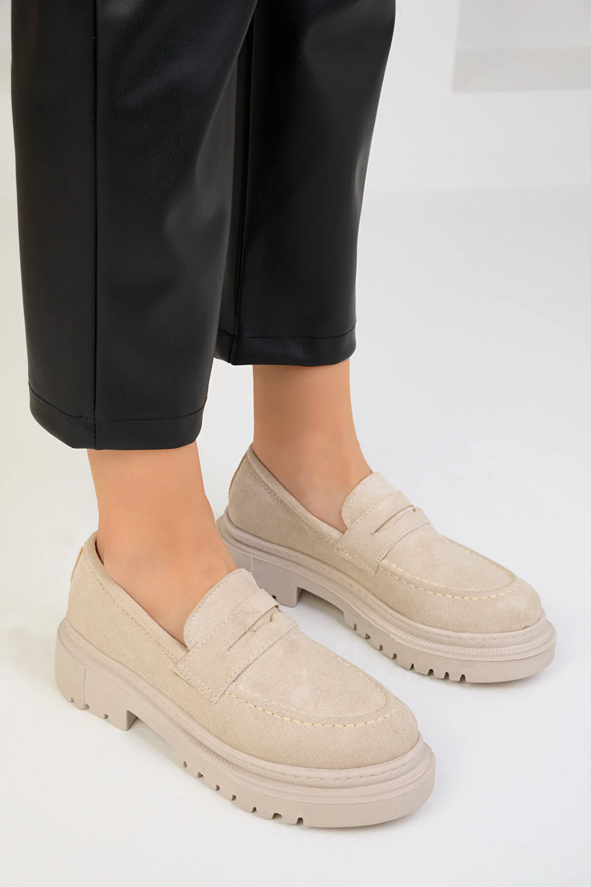 SOHO  Hautfarbene Wildleder-Freizeitschuhe für Damen 17762