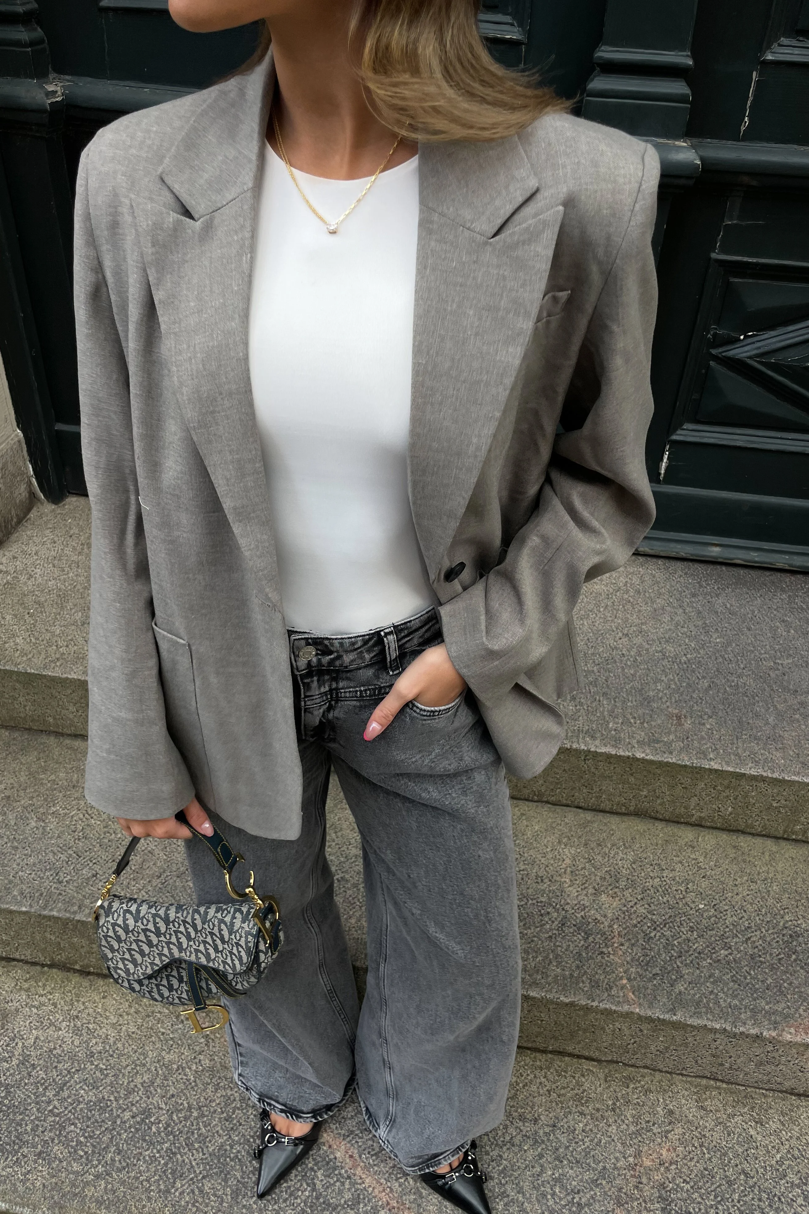 Weite Jeans mit niedriger Taille und Nahtdetails