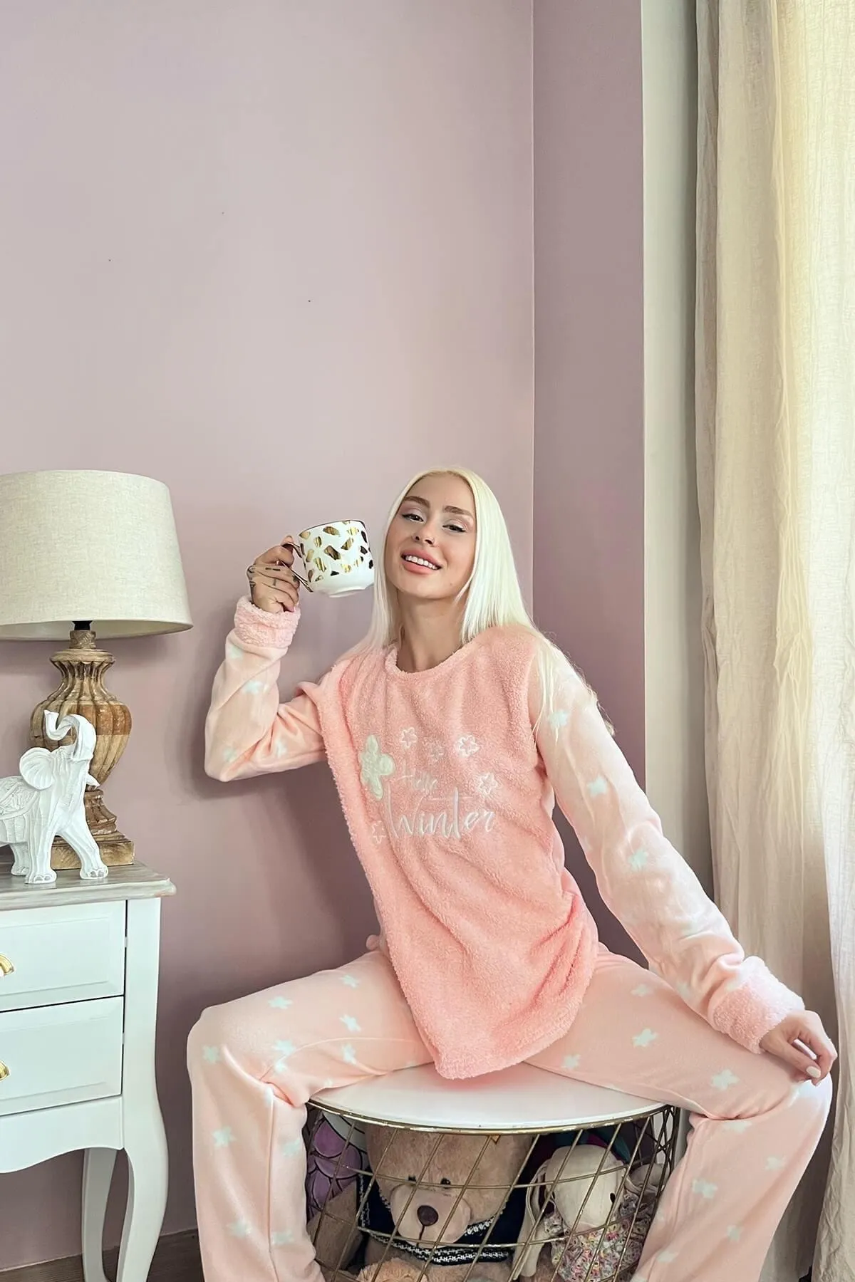 Pijamaevi  Salmon Hello Winter gemustertes Plüsch-Pyjama-Set für Damen