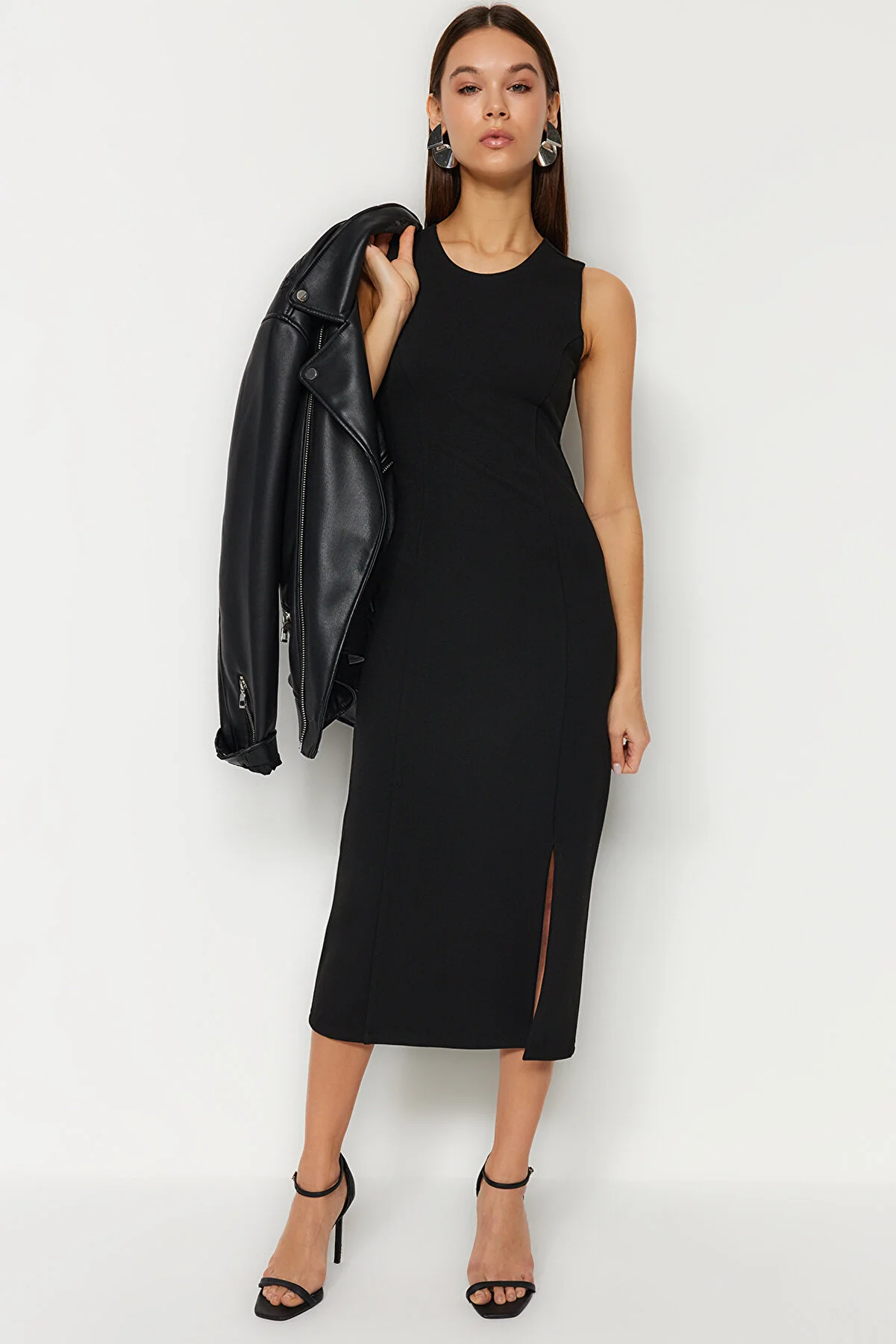 Trendyol Collection  Schwarzes, ärmelloses, figurbetontes, flexibles Midi-Bleistiftkleid aus Strick mit Schlitzen TWOSS24EL00108