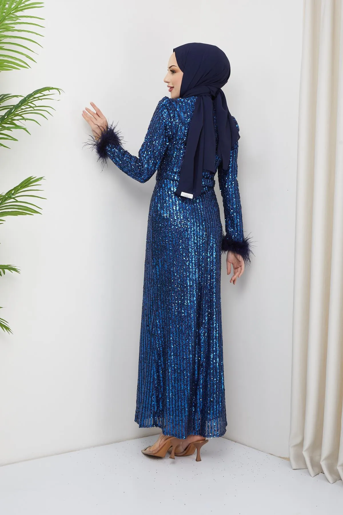 Olcay  Abendkleid aus Tüll mit Pailletten und Federndetails, Ärmeln, INDİGO 1207
