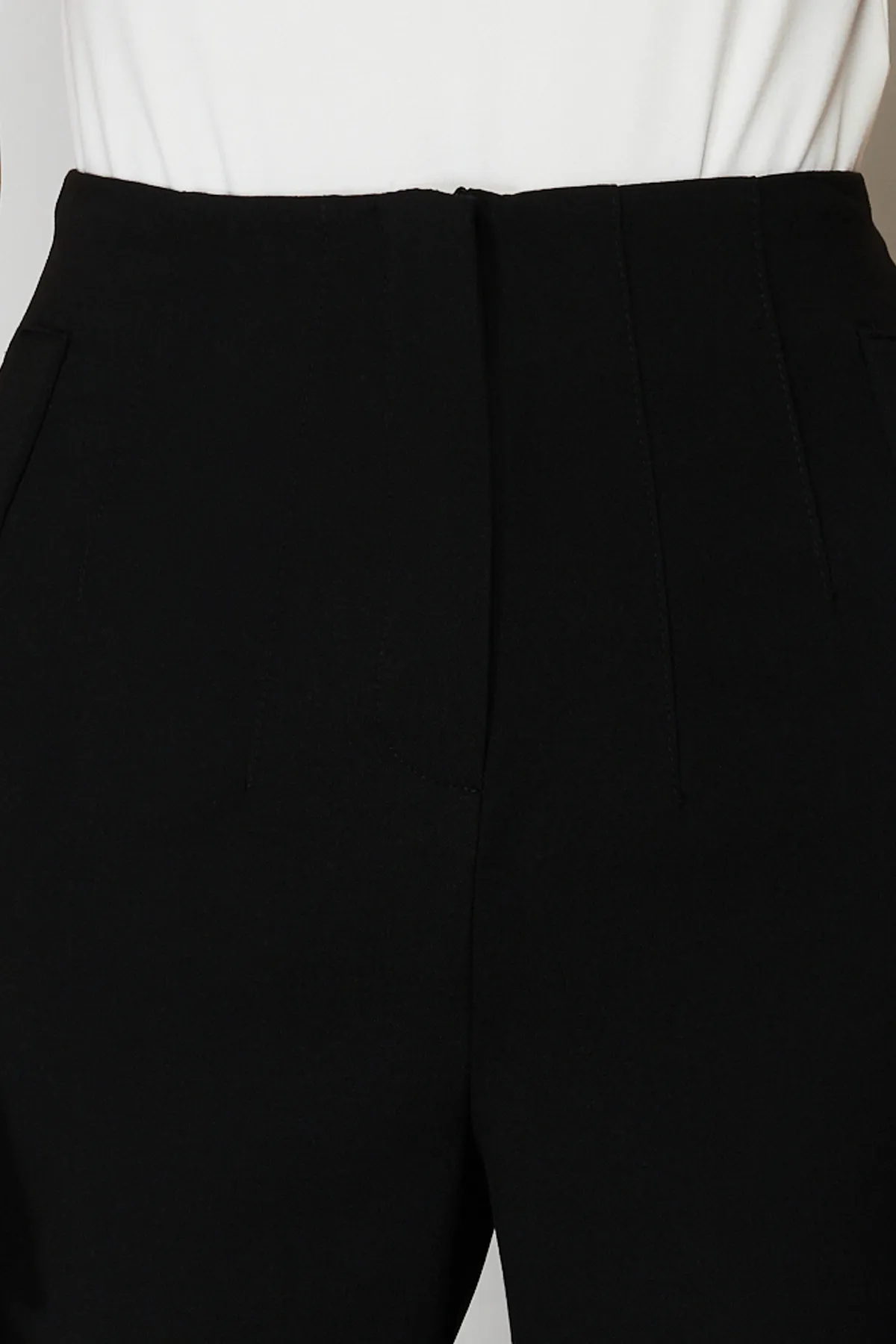 Trendyol Collection  Schwarze gewebte Hose aus Polyviskose-Stoff mit Zigarettenmuster TWOSS24PL00029