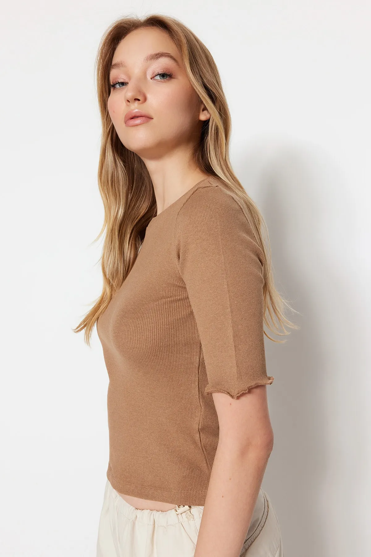 Trendyol Collection  Nerzfarbene, taillierte/taillierte Bluse aus Stretch-Strick mit Rundhalsausschnitt und Kordelzug TWOSS23BZ00025