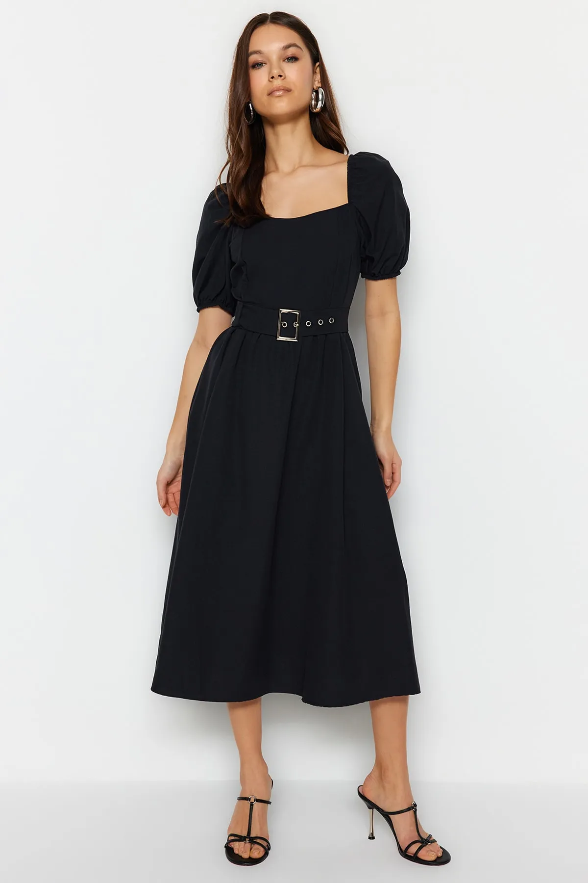 Trendyol Collection  Schwarzes Midi-Webkleid mit Skater-/Gürtelöffnung und quadratischem Kragen TWOSS23EL01123