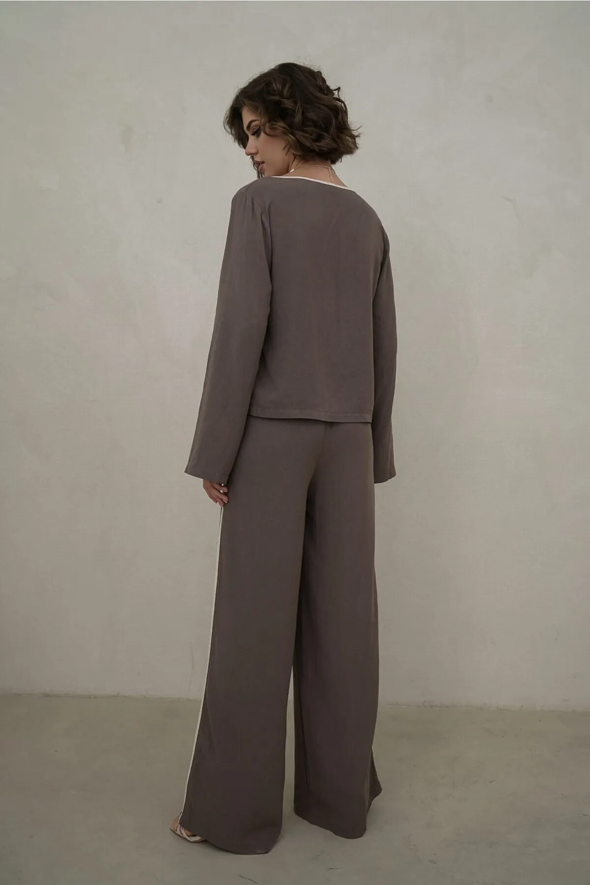 BOHEMAİ  Hazelfarbener Doppelanzug mit Streifendetail in Taupe