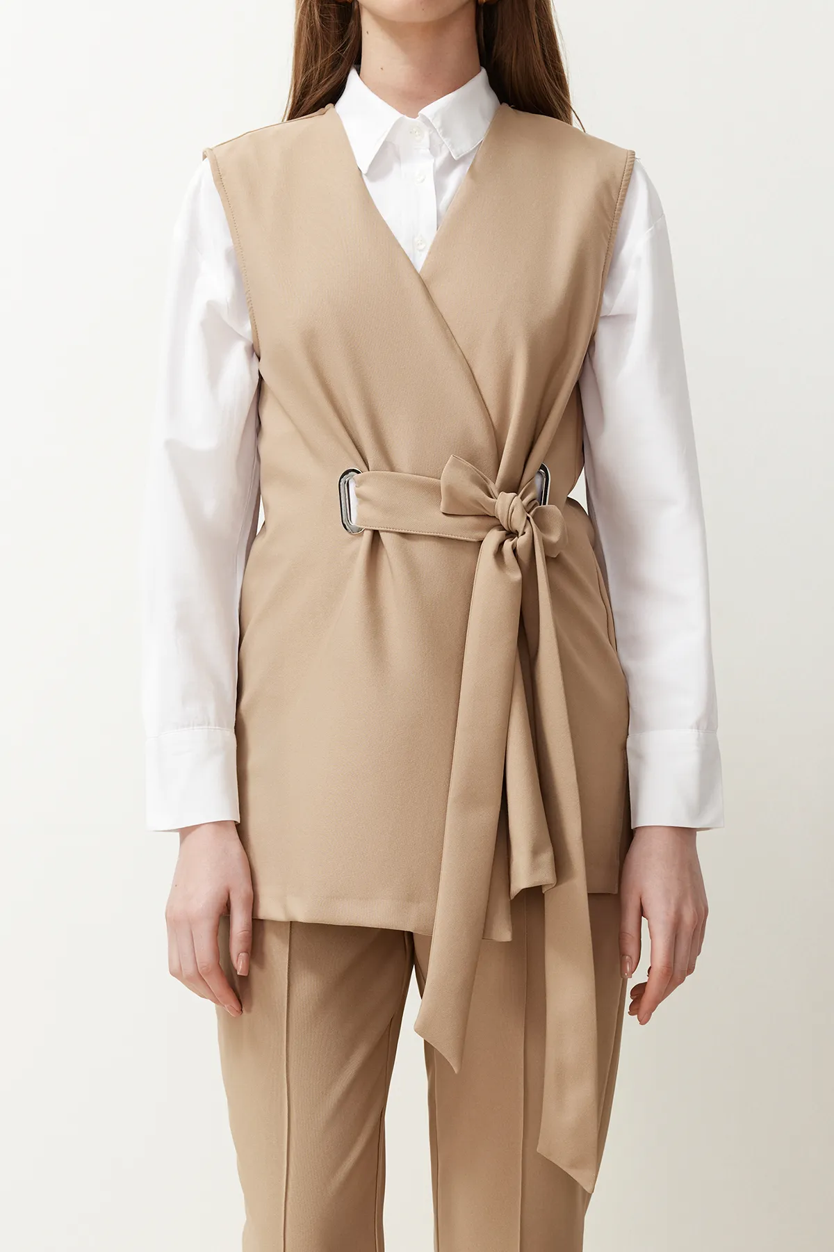 Trendyol Modest  Kamel Accessoire Detailliertes gewebtes Stoff-Westen-Hosen-Unterteil-Top-Set TCTSS24US00035