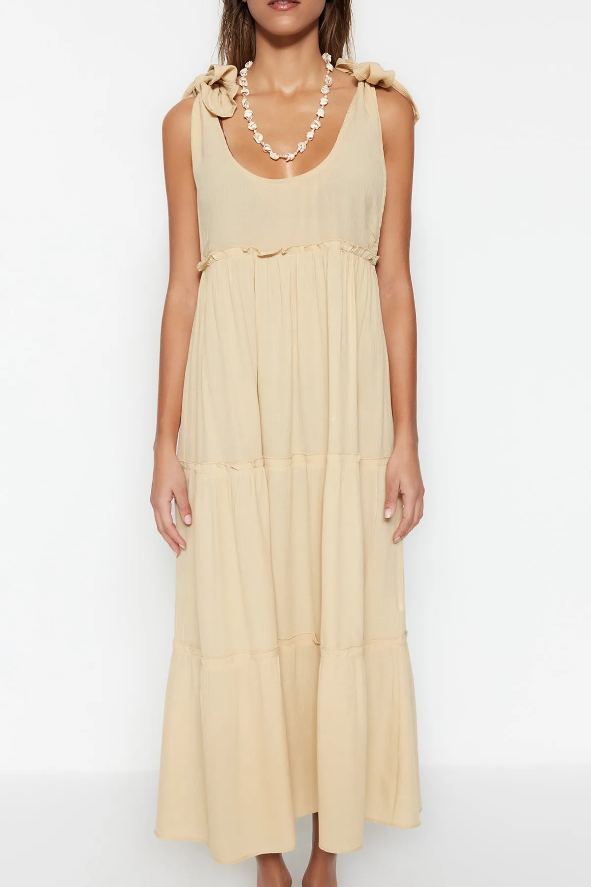 Trendyol Collection  Beiges Maxi-Strandkleid mit gewebten Rüschen TBESS21EL2757