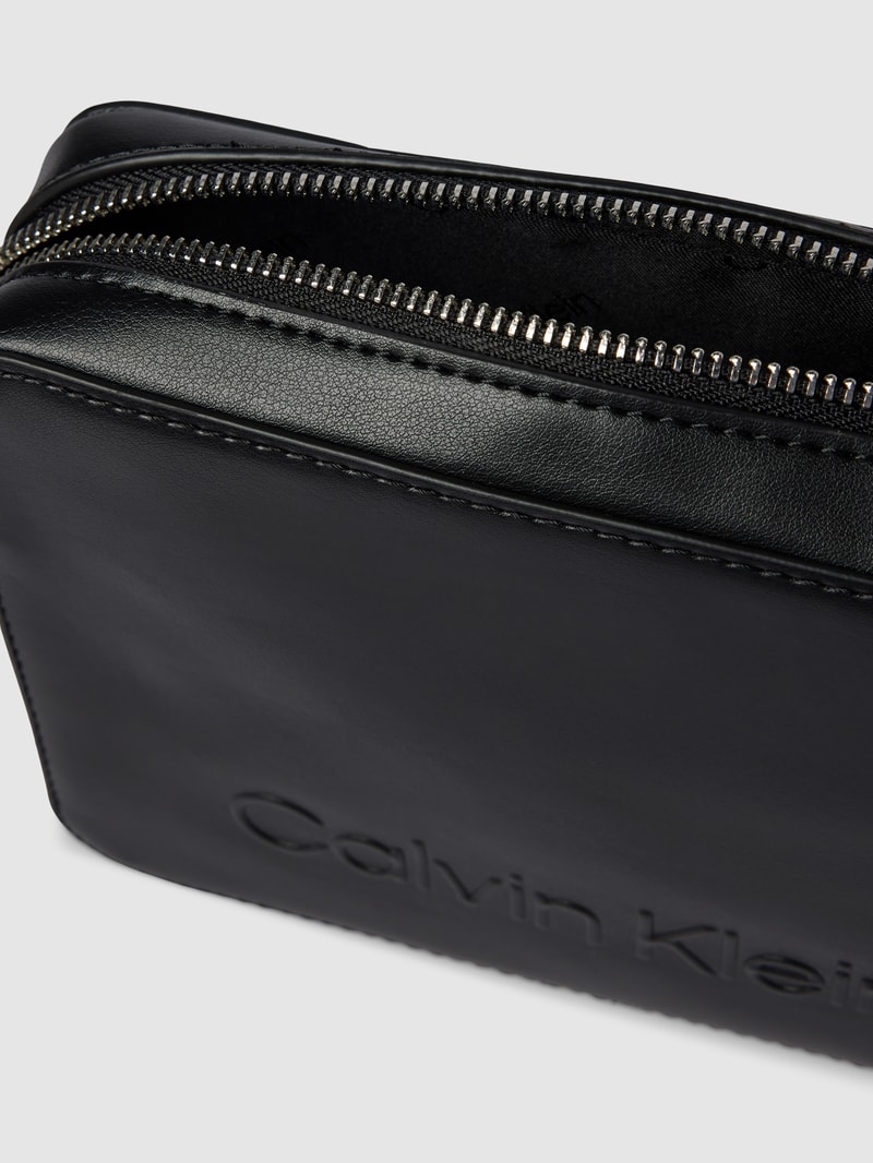 Umhängetasche mit Label-Detail in schwarz