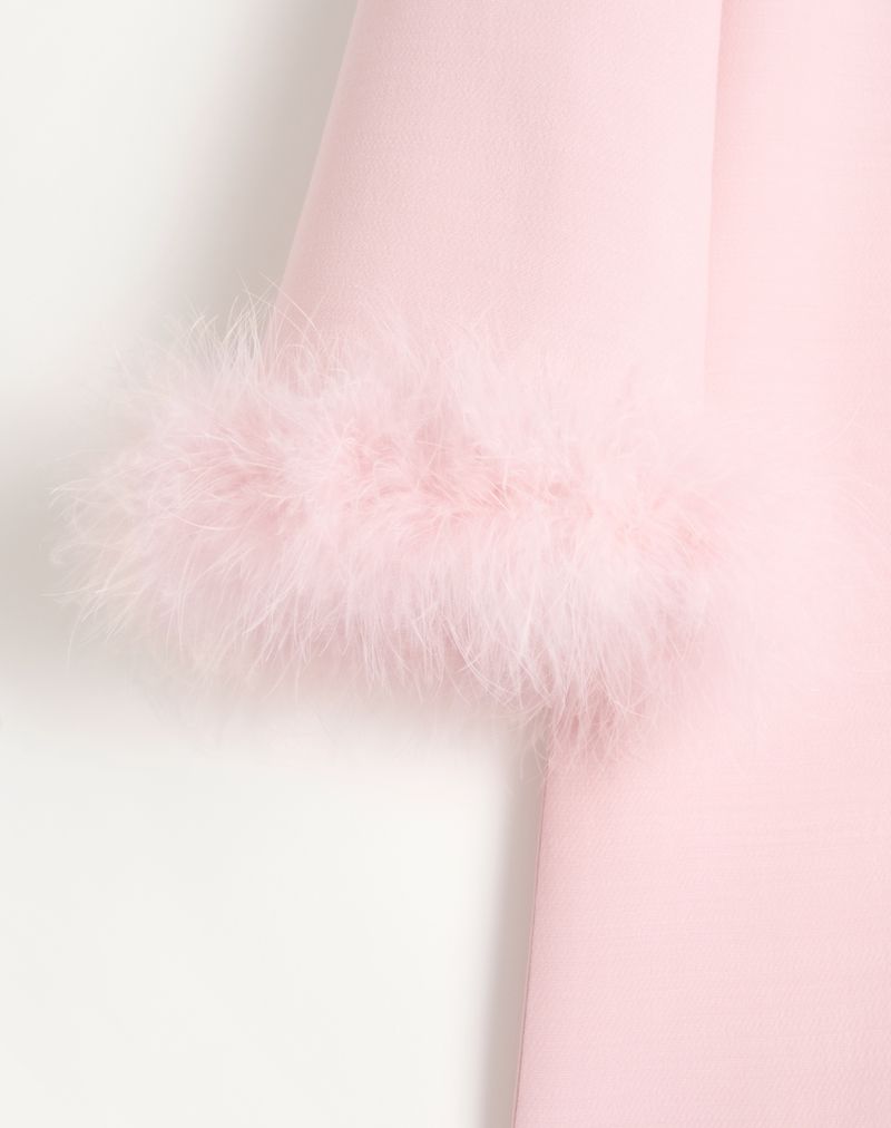 Vestido de crepe de alta costura com penas